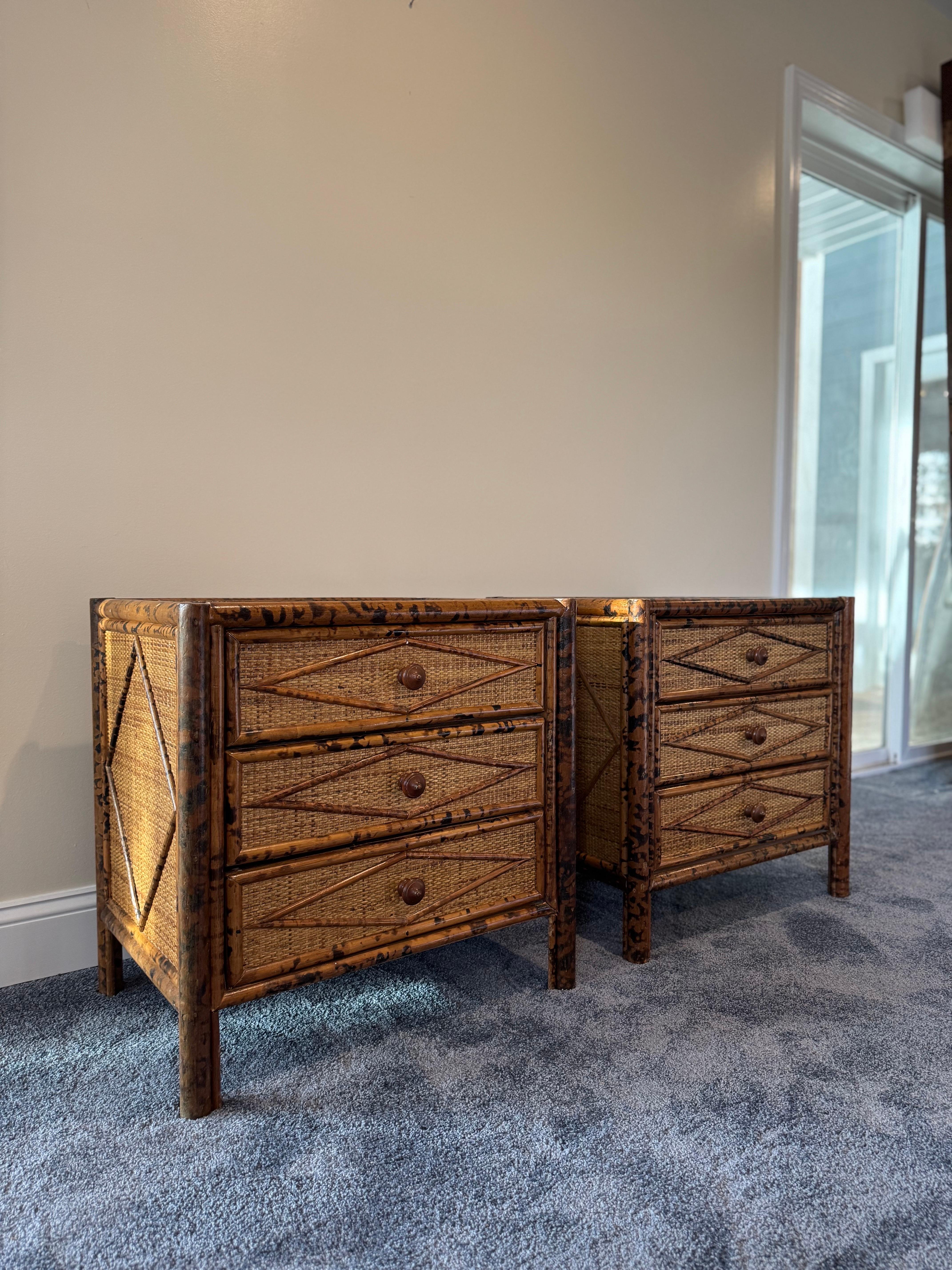 Coppia di Comodini in bambù British Colonial in vendita 3