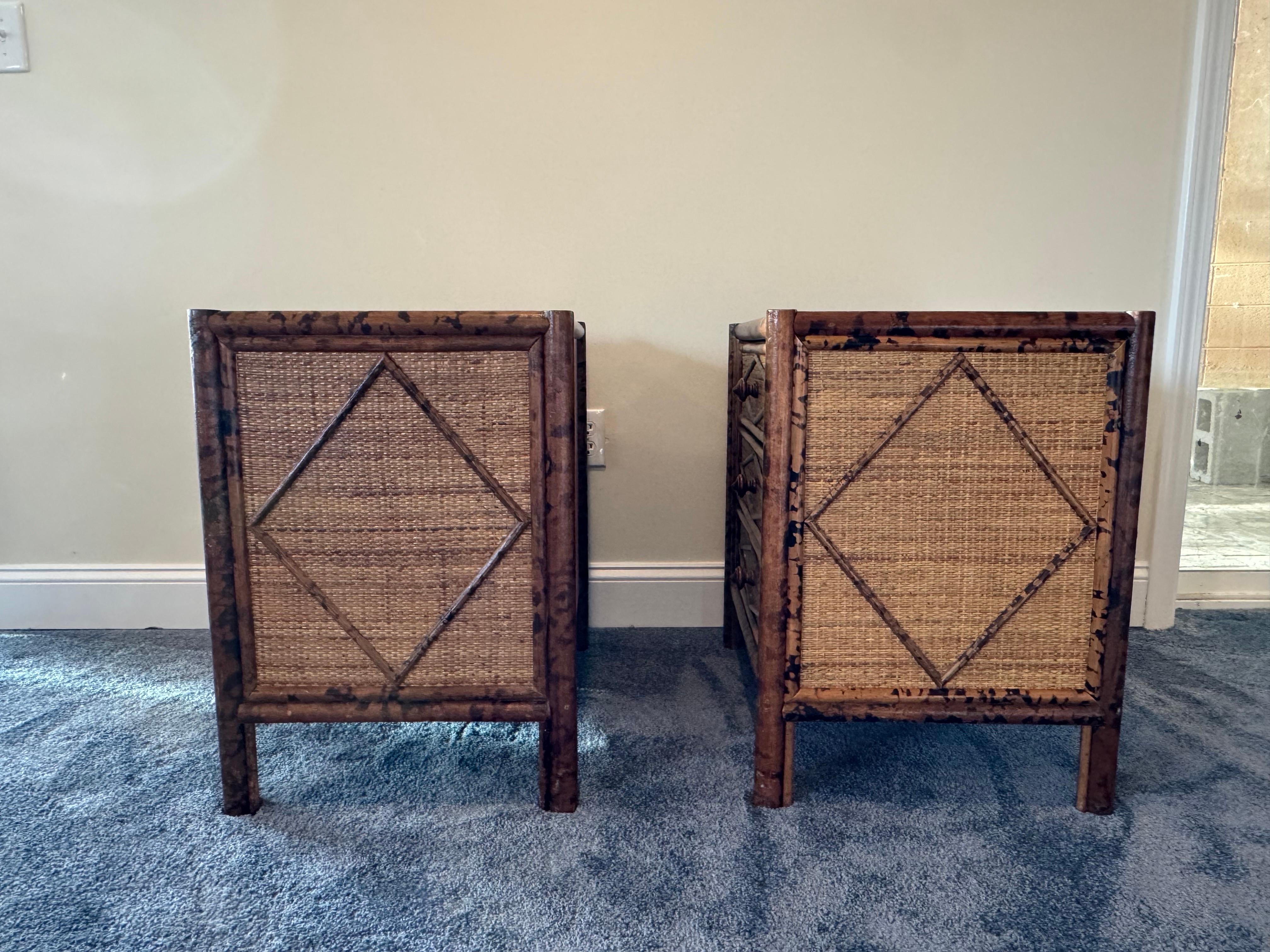 Coppia di Comodini in bambù British Colonial in vendita 4