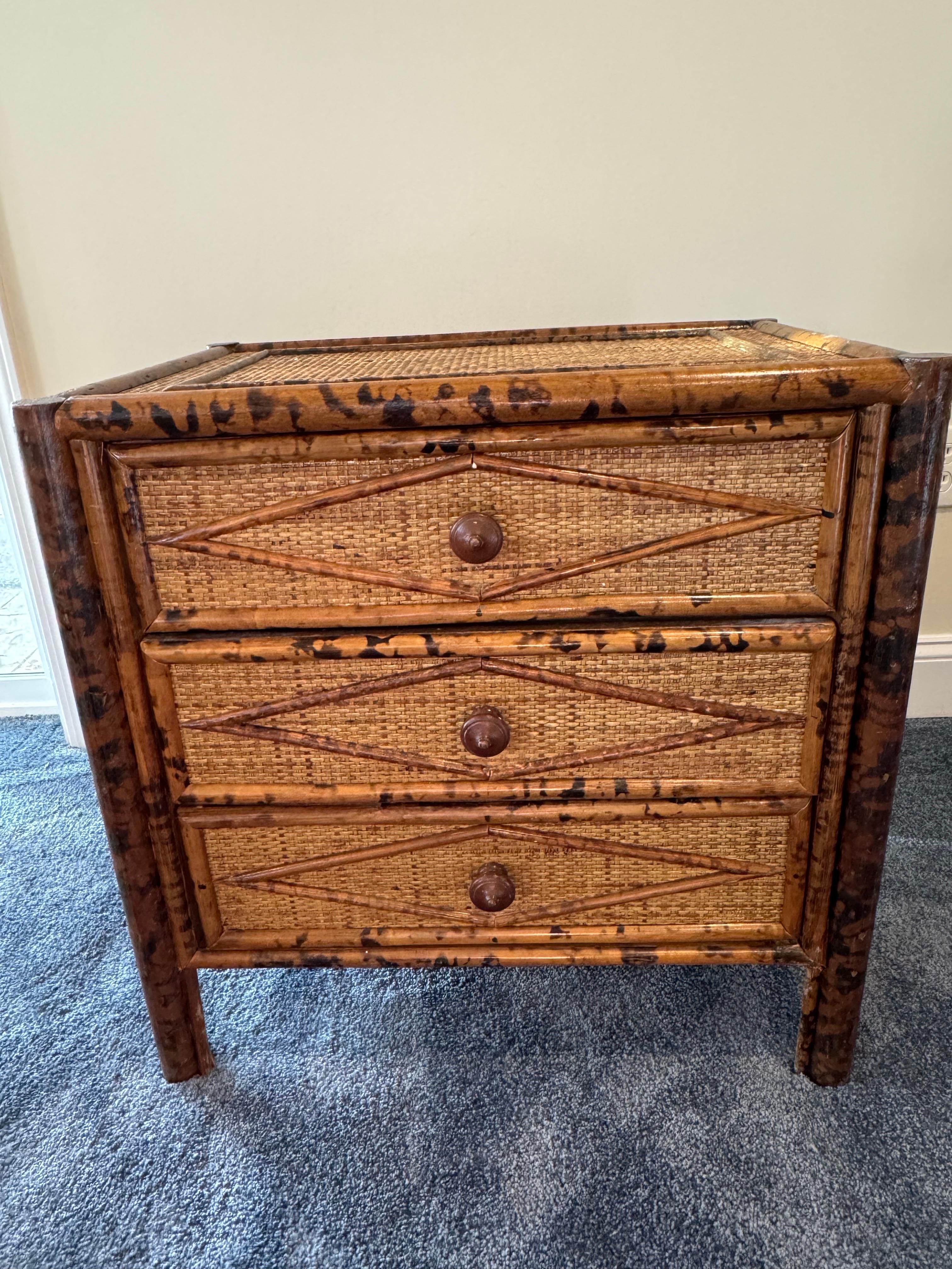 Coppia di Comodini in bambù British Colonial in vendita 6