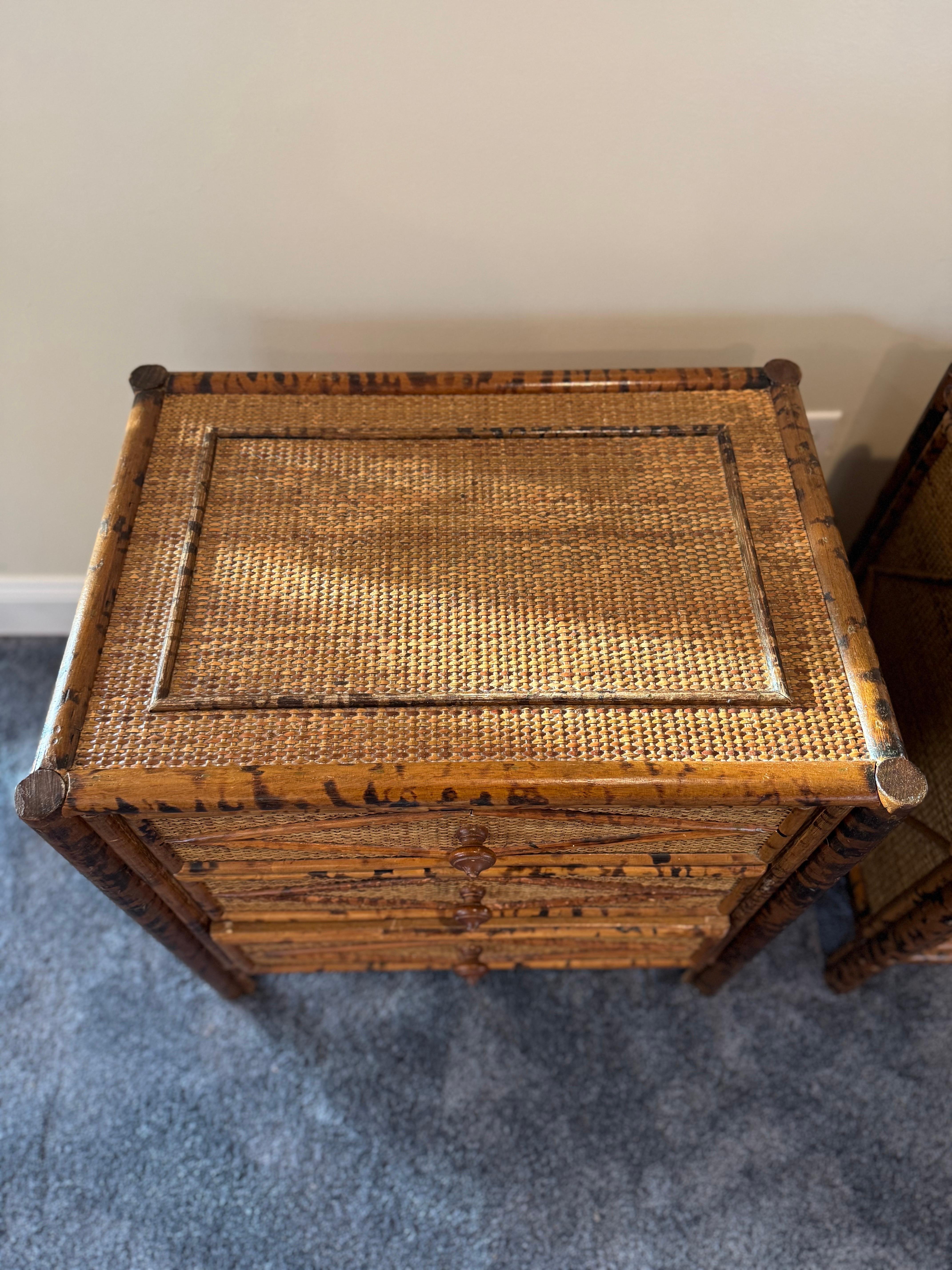 Coloniale britannico Coppia di Comodini in bambù British Colonial in vendita