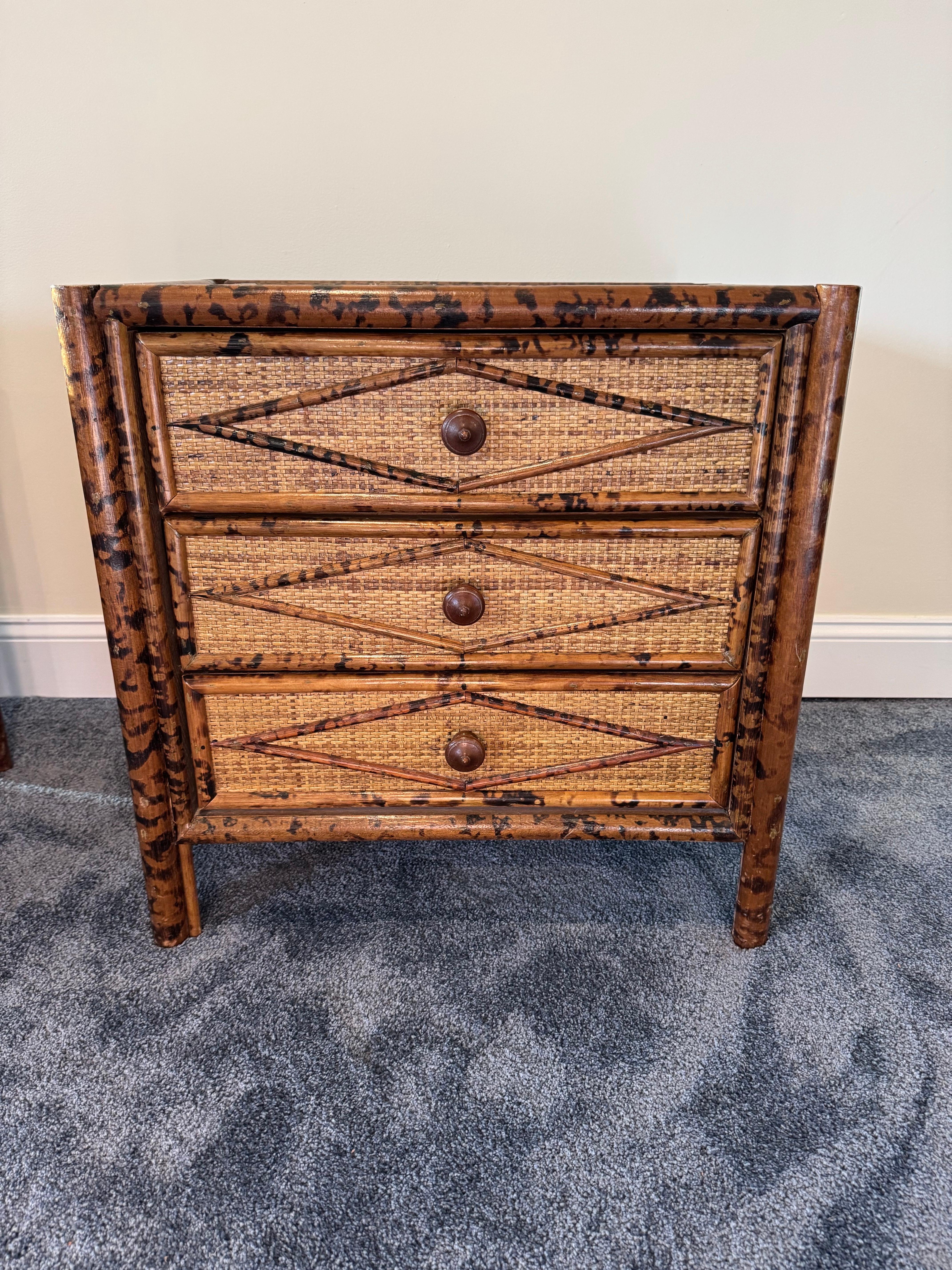 Americano Coppia di Comodini in bambù British Colonial in vendita