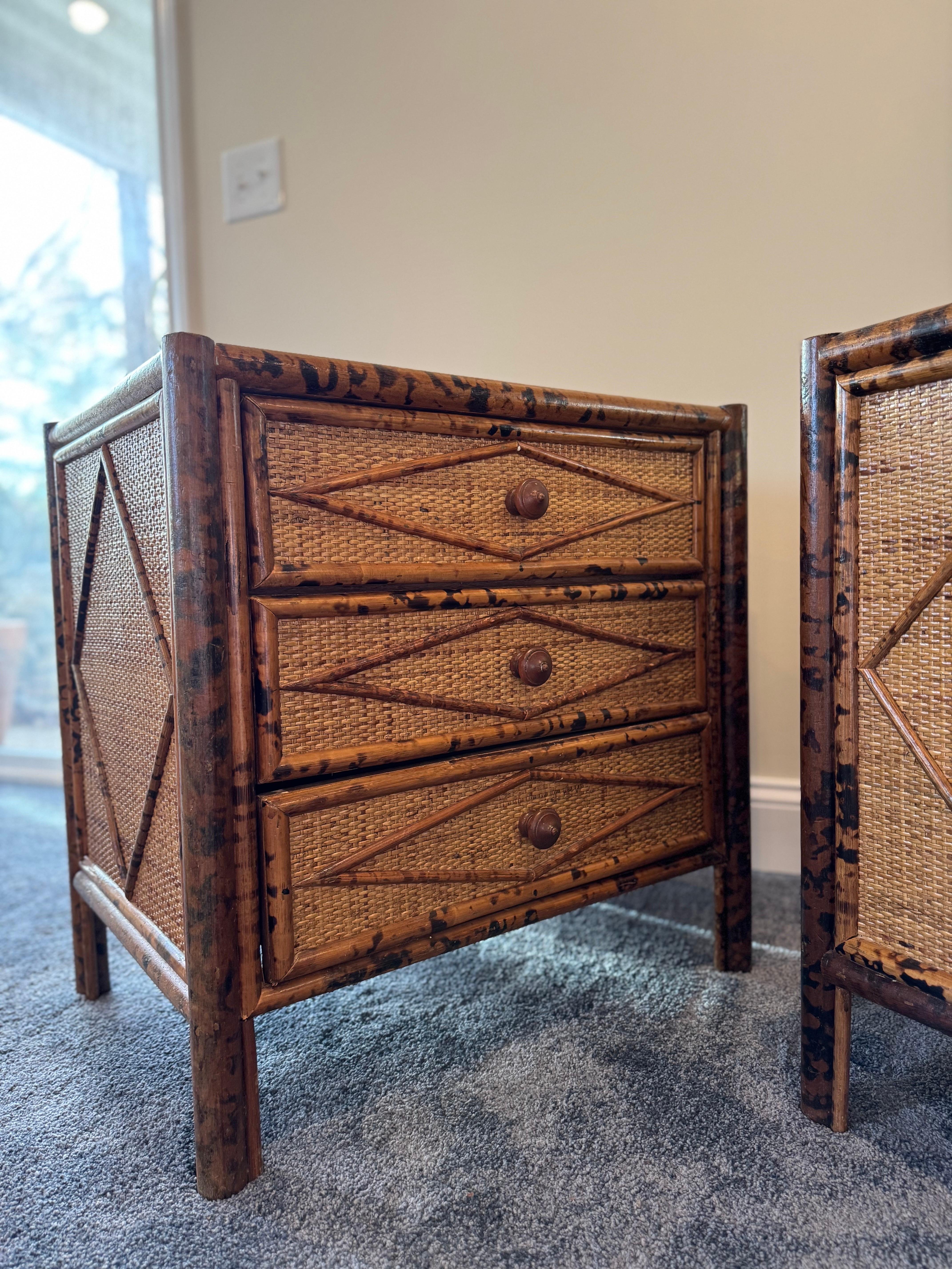 Coppia di Comodini in bambù British Colonial In condizioni buone in vendita a Roanoke, VA