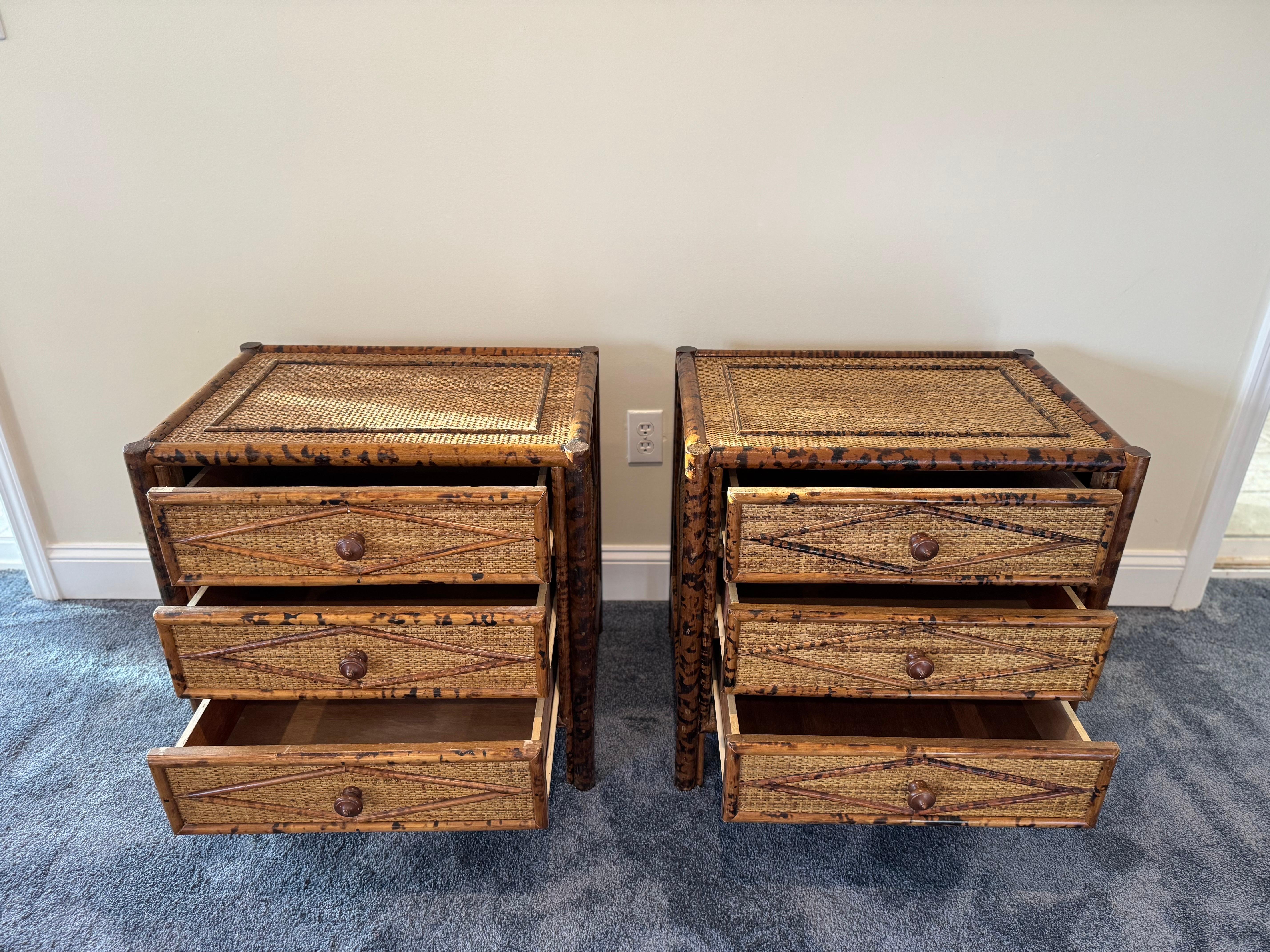 XX secolo Coppia di Comodini in bambù British Colonial in vendita