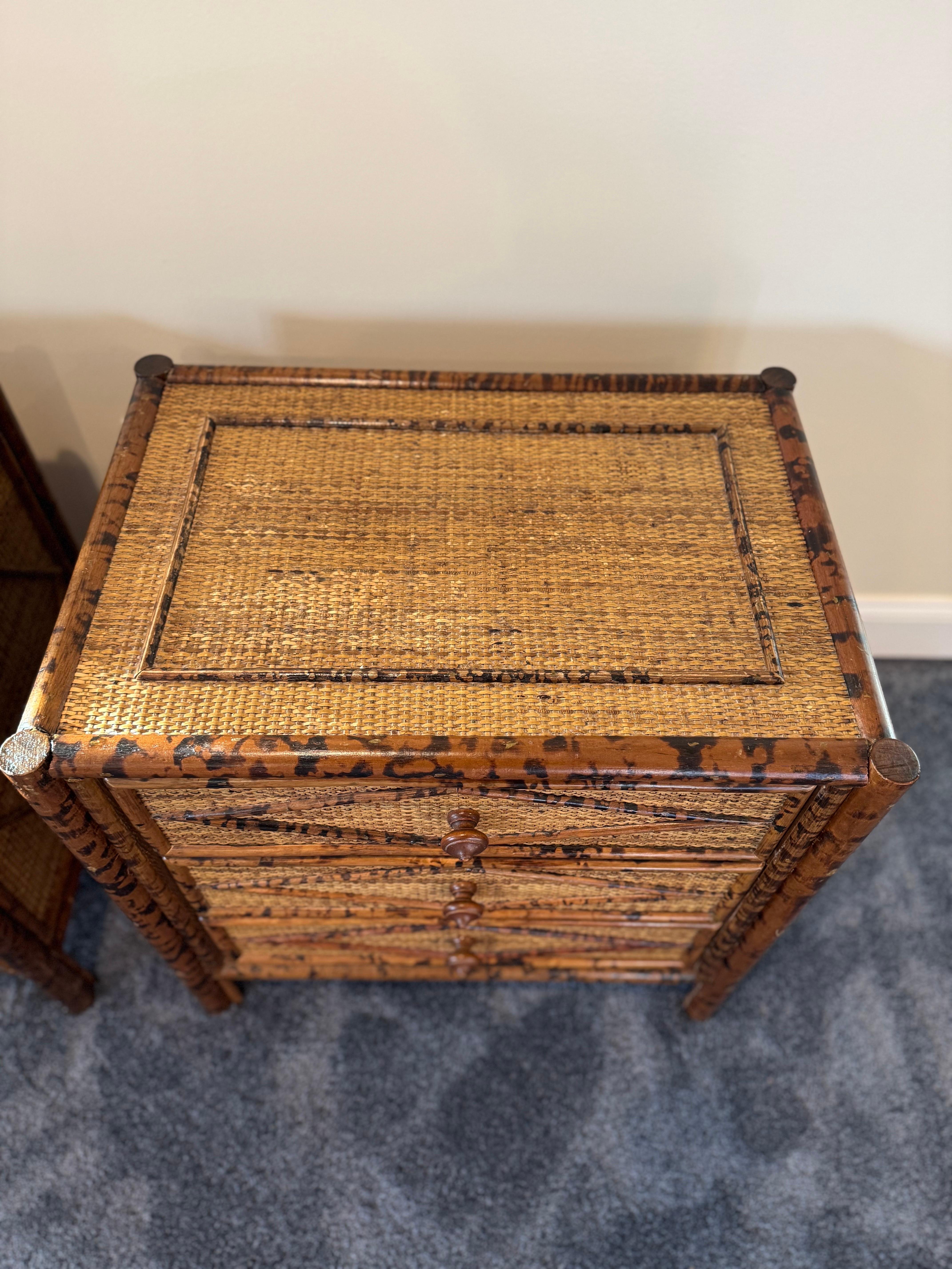 Finto bambù Coppia di Comodini in bambù British Colonial in vendita