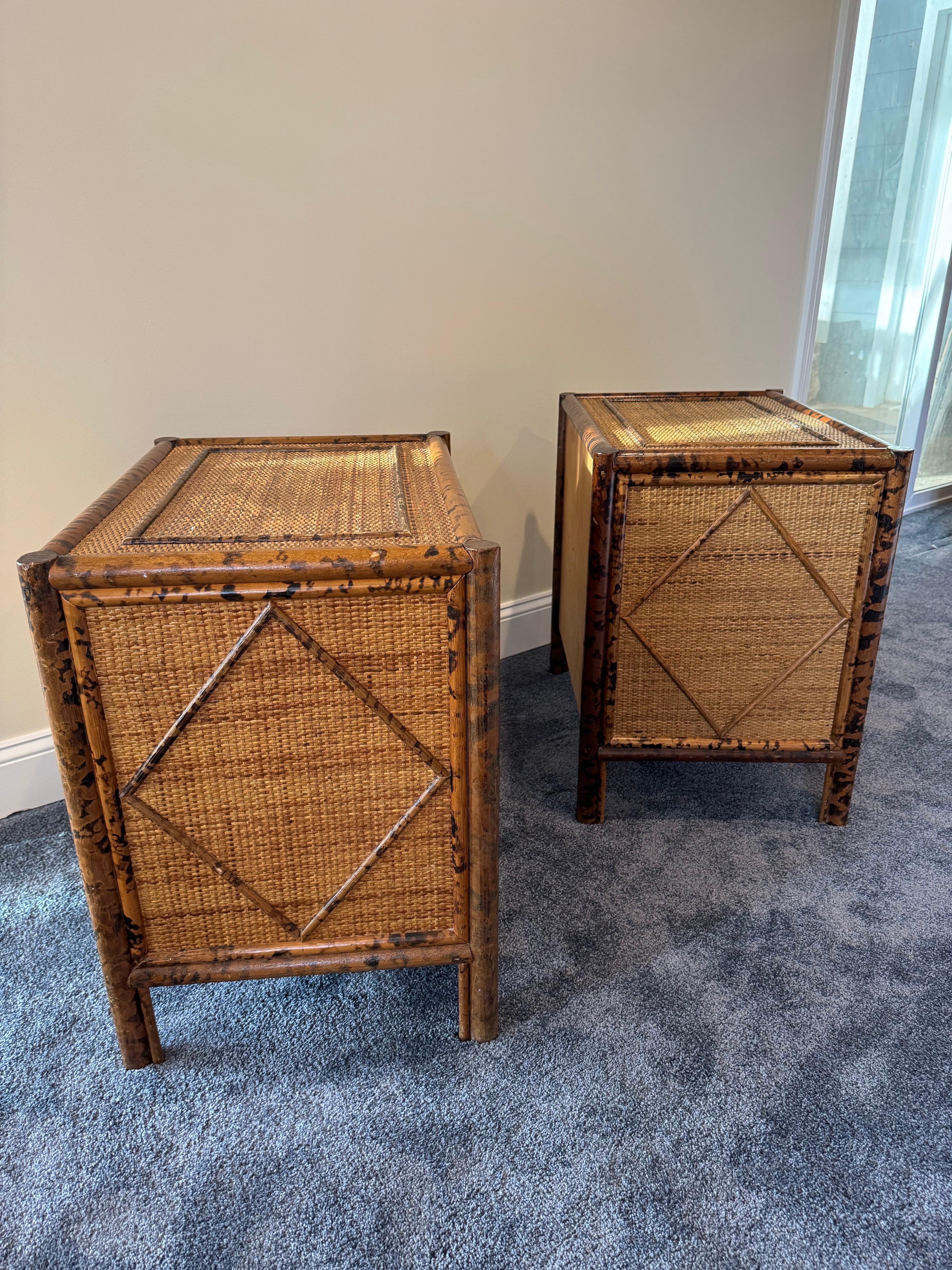 Coppia di Comodini in bambù British Colonial in vendita 1