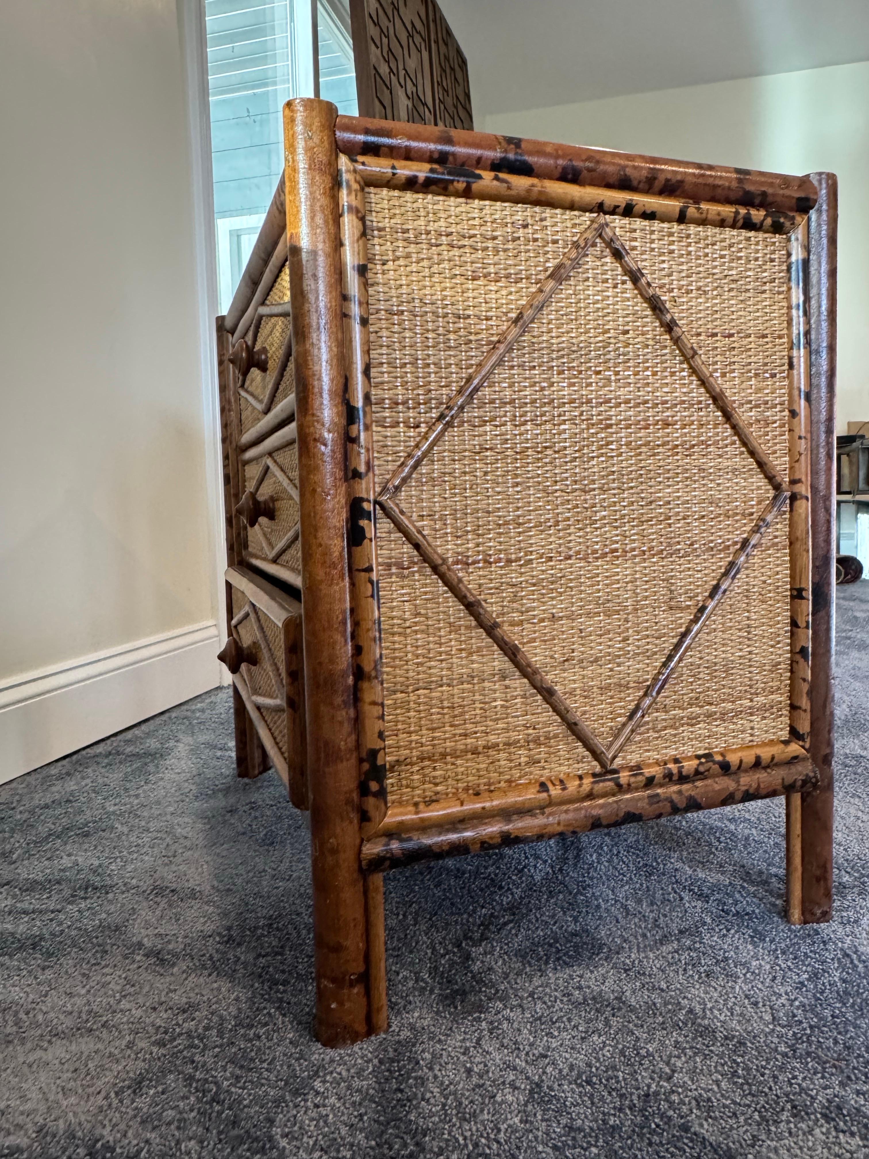 Coppia di Comodini in bambù British Colonial in vendita 2