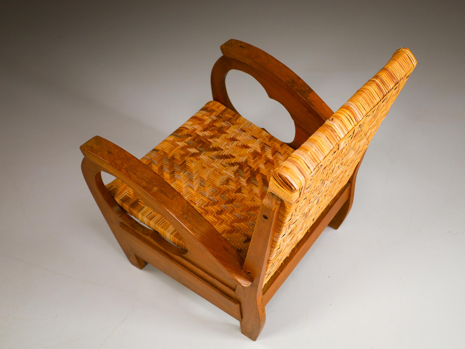 British Colonial Rattan und Holz Art Deco Armstuhl, Indien, 1920er Jahre im Zustand „Gut“ im Angebot in Almelo, NL