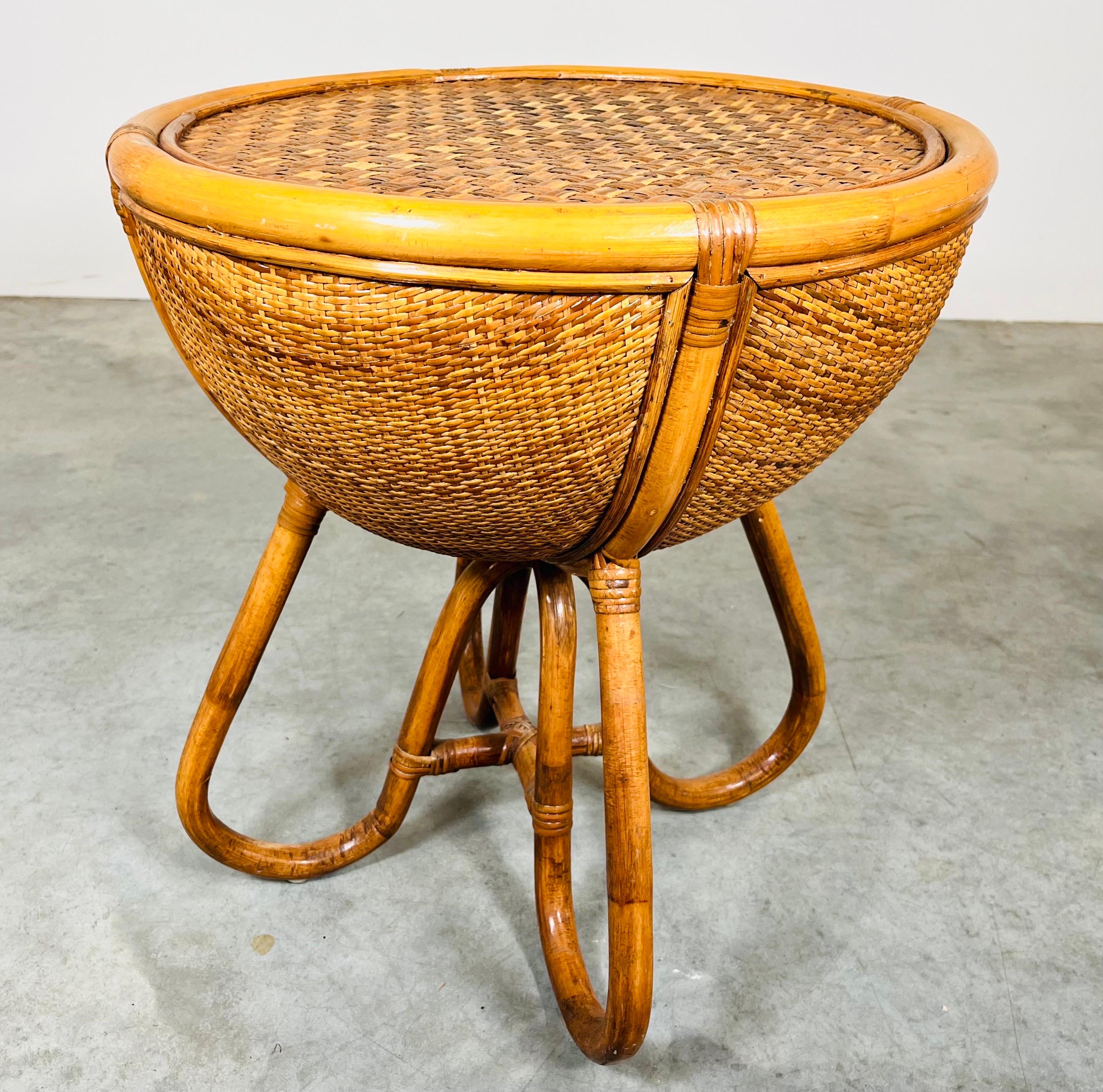 A beautiful occasional drum table having bent bamboo frame with cane wrapped joinery and grass cloth drum belly and top. In absolutely fantastic vintage condition having no damage or signs of ware.
North America, circa 1970.