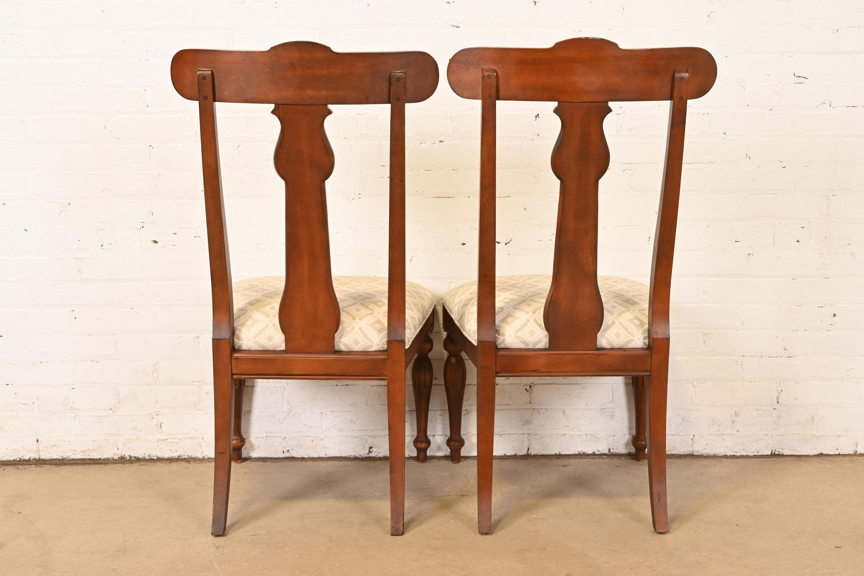 British Colonial Massivholz-Esszimmerstühle aus Kirsche, Paar im Angebot 3