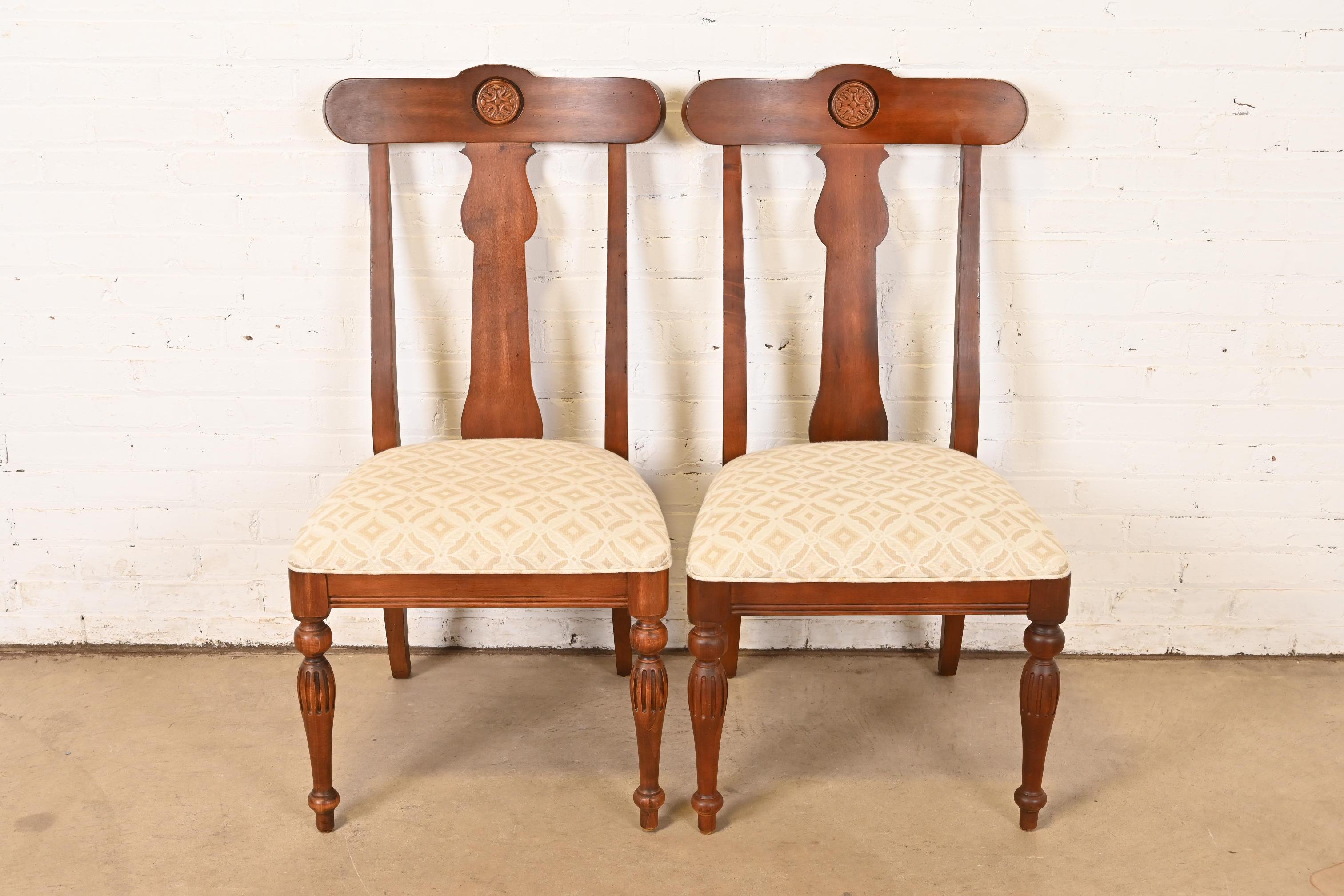 British Colonial Massivholz-Esszimmerstühle aus Kirsche, Paar (Britisch Kolonial) im Angebot
