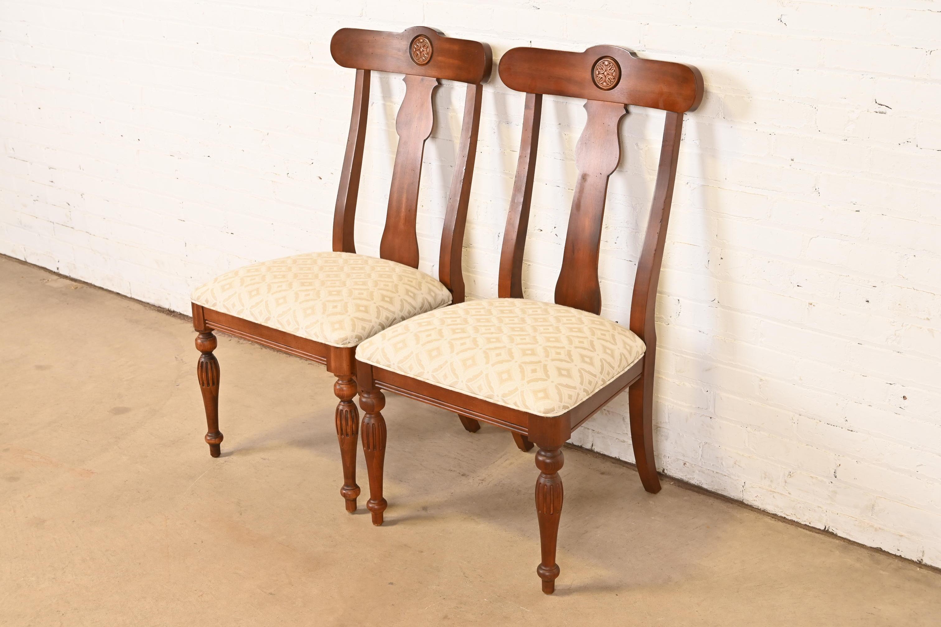 British Colonial Massivholz-Esszimmerstühle aus Kirsche, Paar (amerikanisch) im Angebot