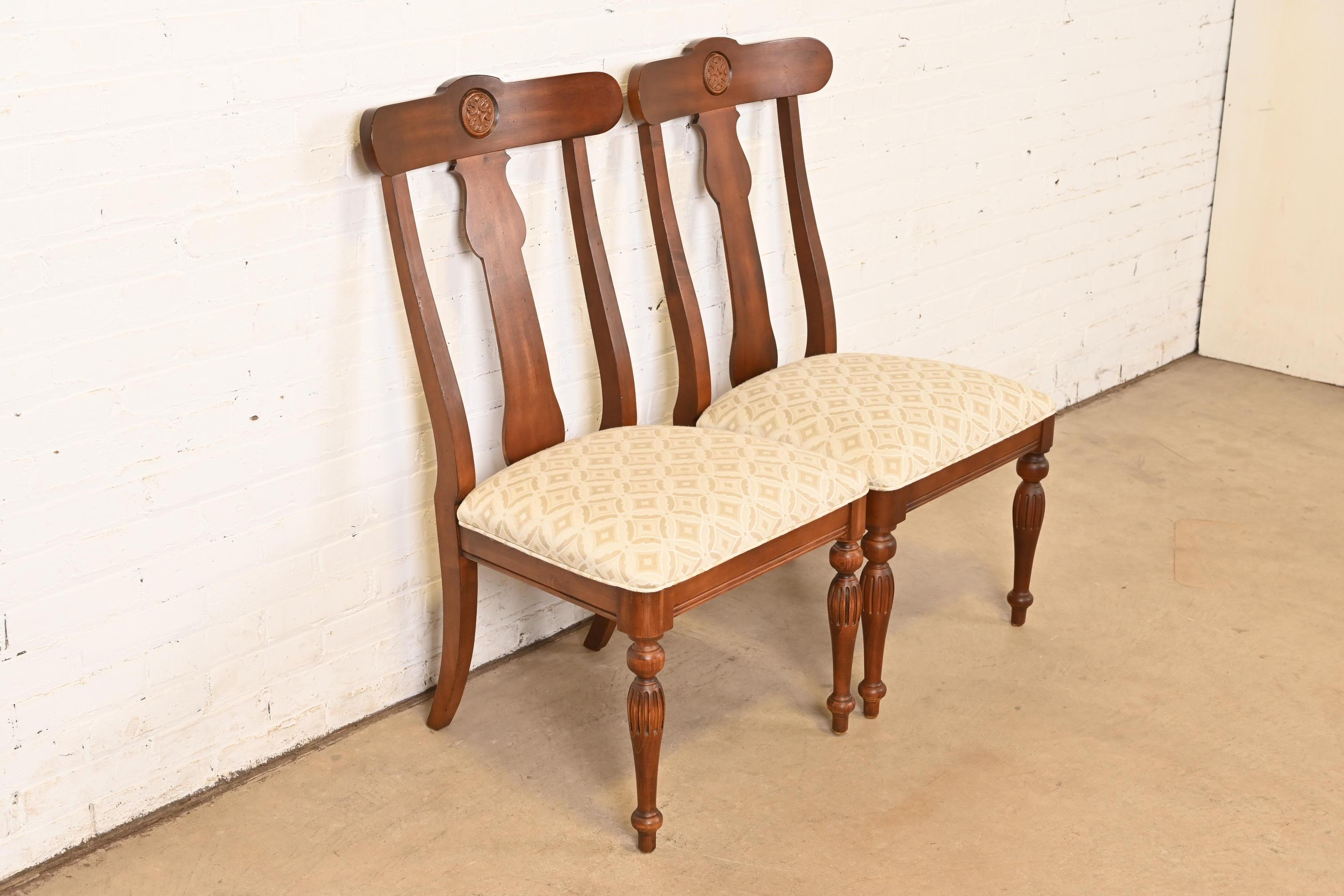 British Colonial Massivholz-Esszimmerstühle aus Kirsche, Paar im Zustand „Gut“ im Angebot in South Bend, IN
