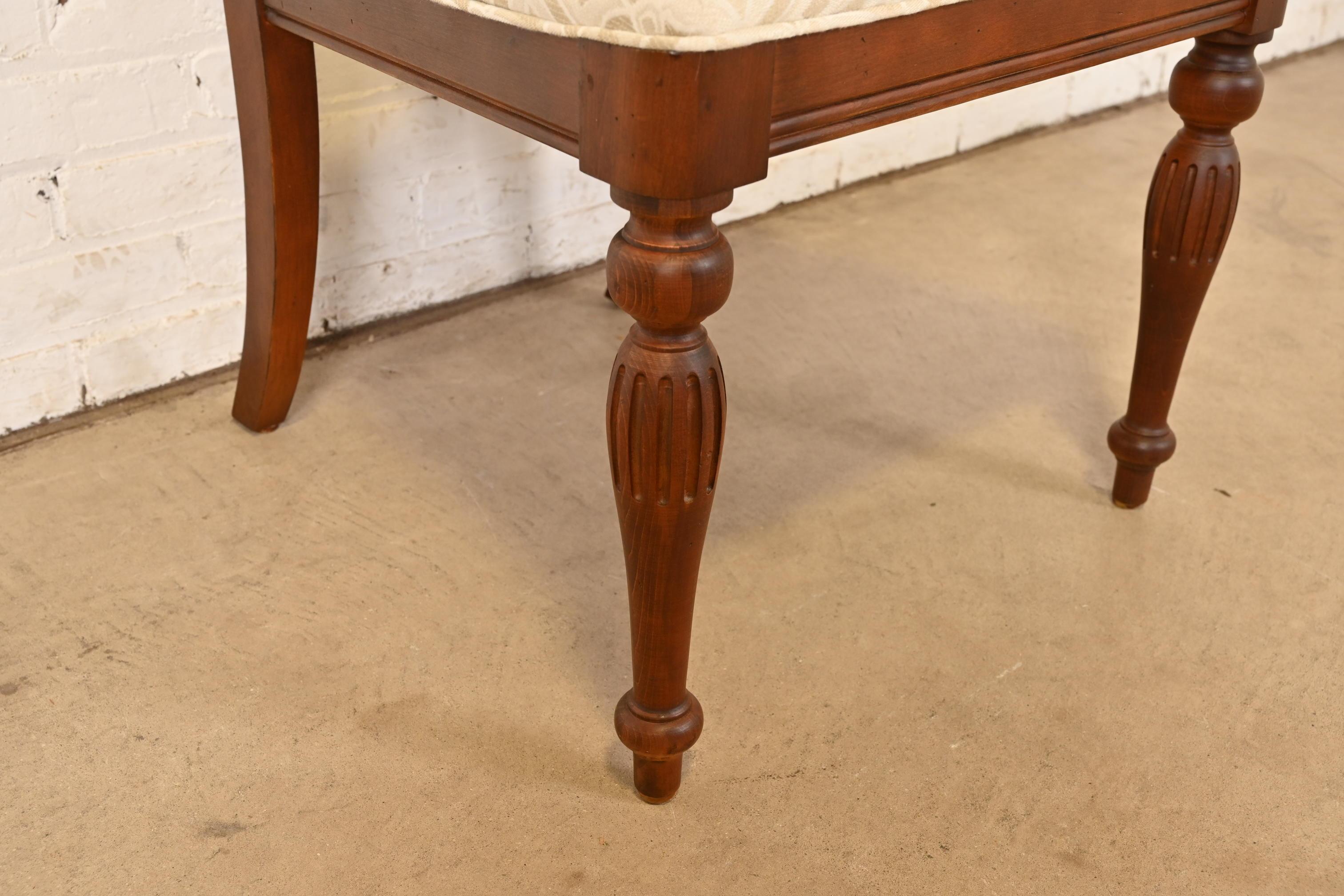 British Colonial Massivholz-Esszimmerstühle aus Kirsche, Paar im Angebot 1