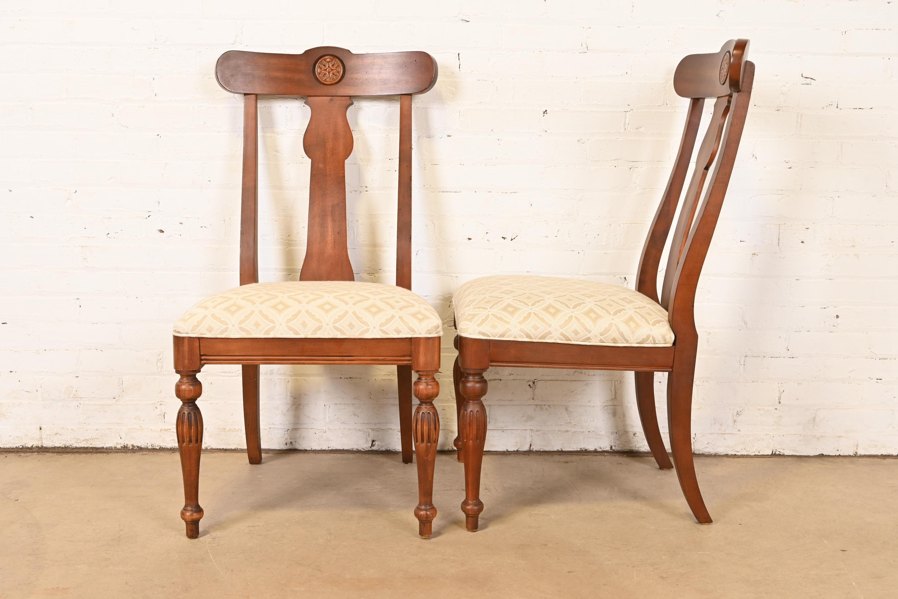 British Colonial Massivholz-Esszimmerstühle aus Kirsche, Paar im Angebot 2