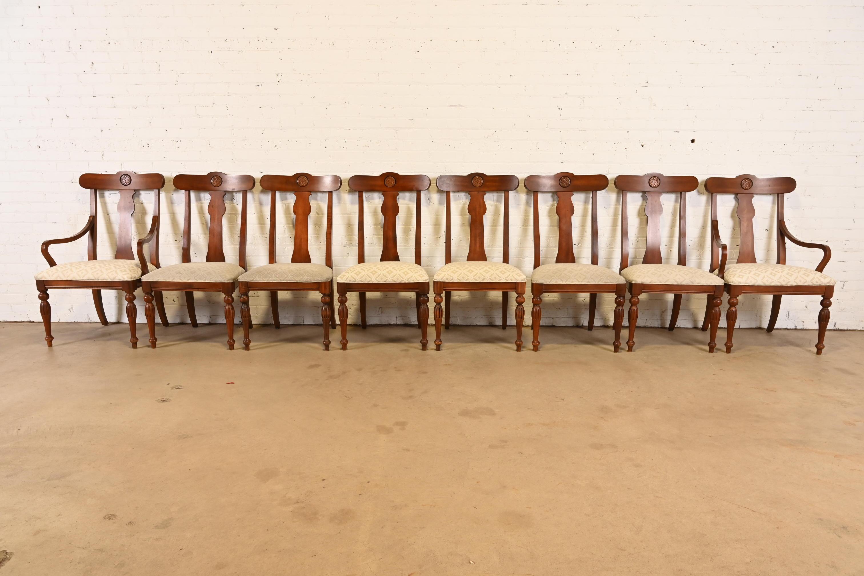 British Colonial Sillas de Comedor de Madera Maciza de Cerezo, Juego de Ocho Colonial británico en venta