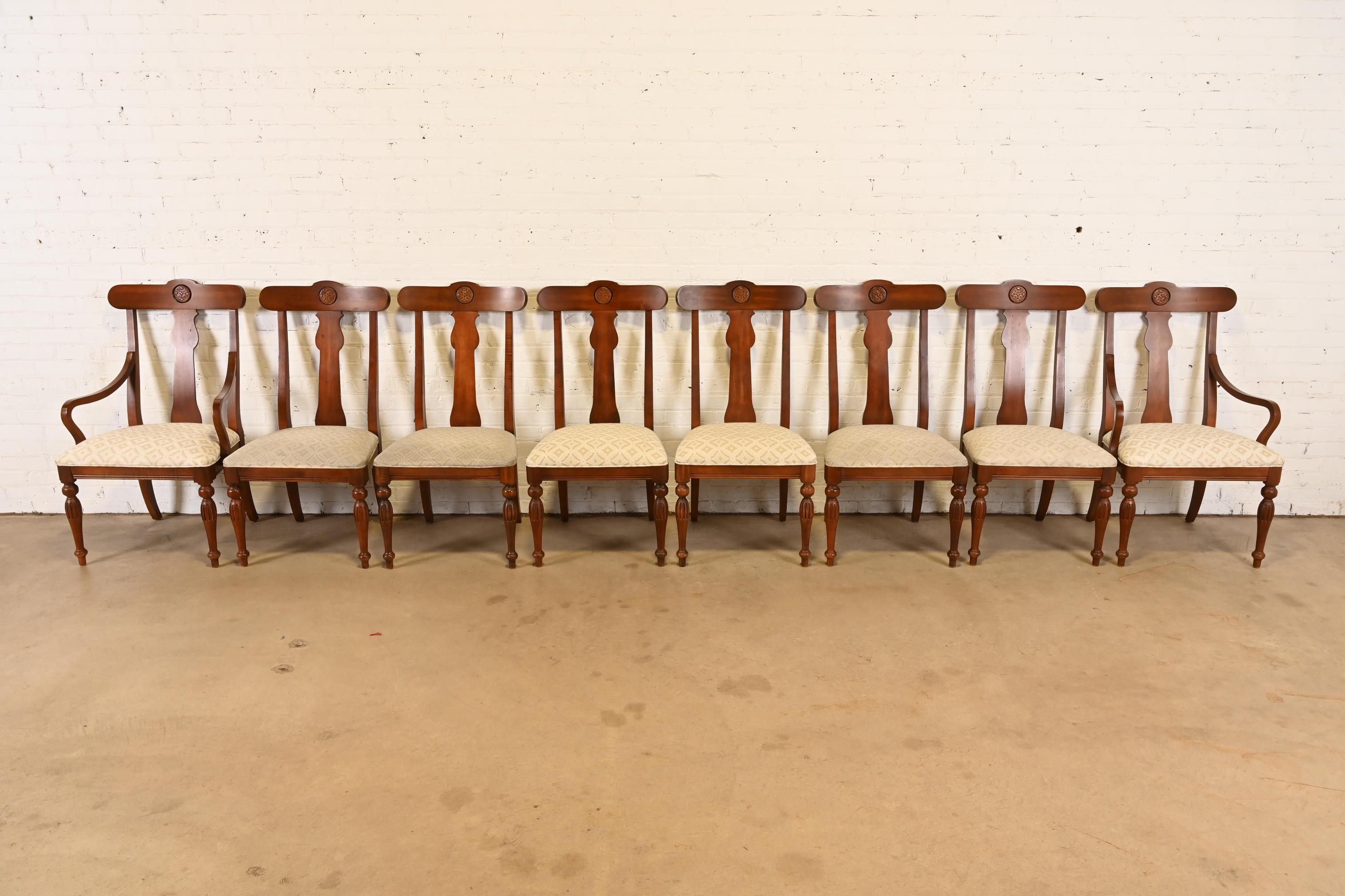 British Colonial Sillas de Comedor de Madera Maciza de Cerezo, Juego de Ocho Estadounidense en venta