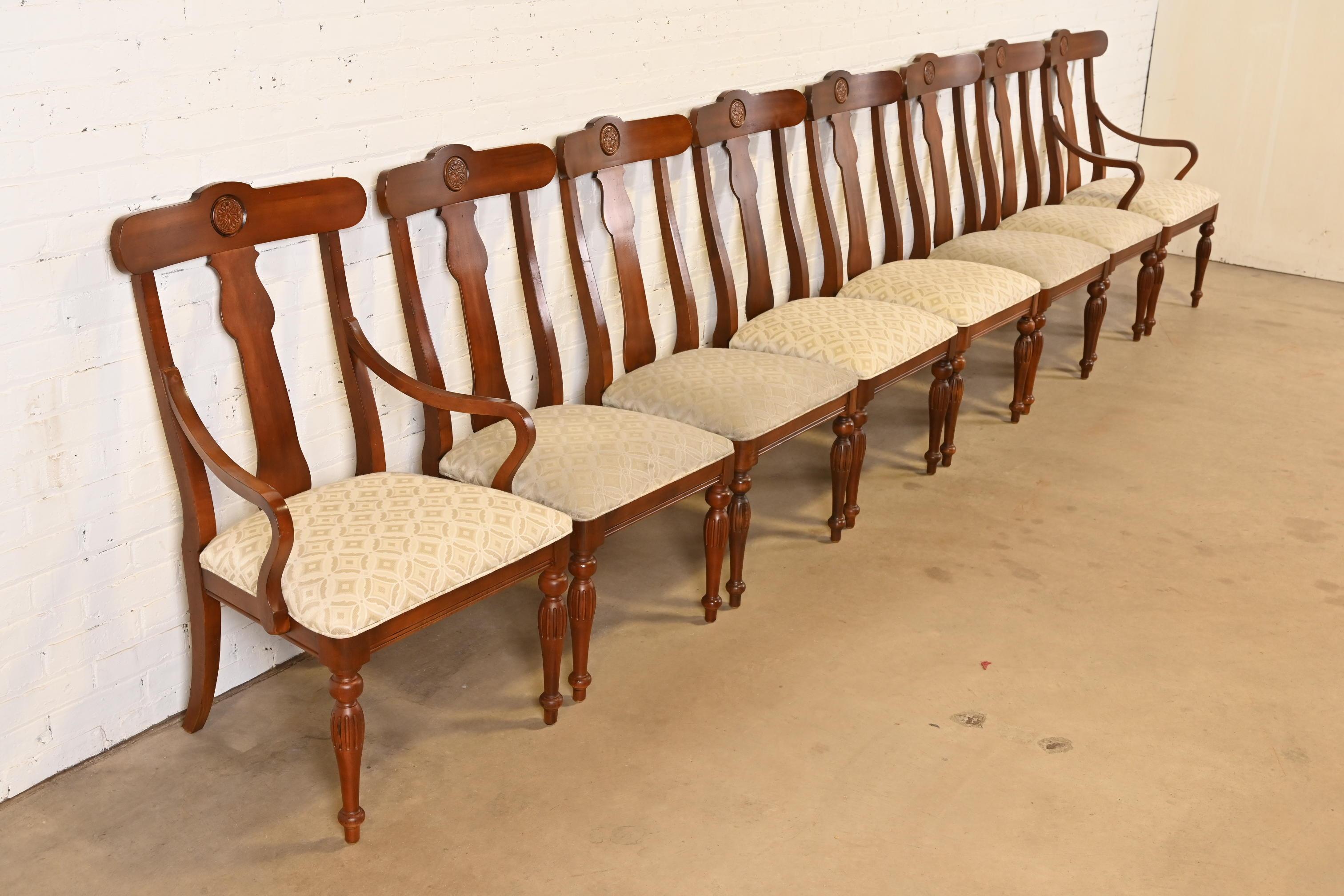 British Colonial Sillas de Comedor de Madera Maciza de Cerezo, Juego de Ocho en Bueno estado para la venta en South Bend, IN