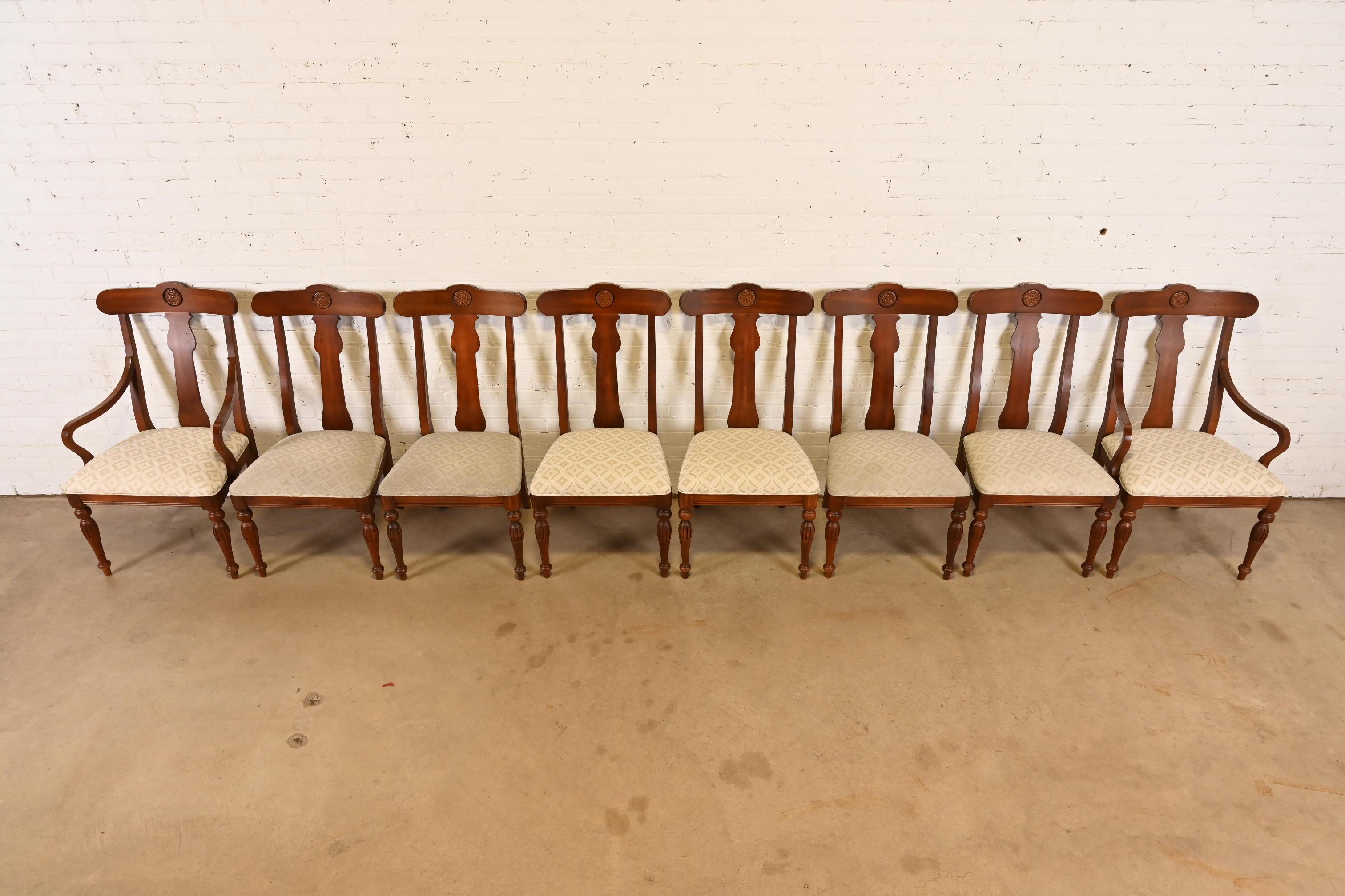 British Colonial Sillas de Comedor de Madera Maciza de Cerezo, Juego de Ocho siglo XX en venta
