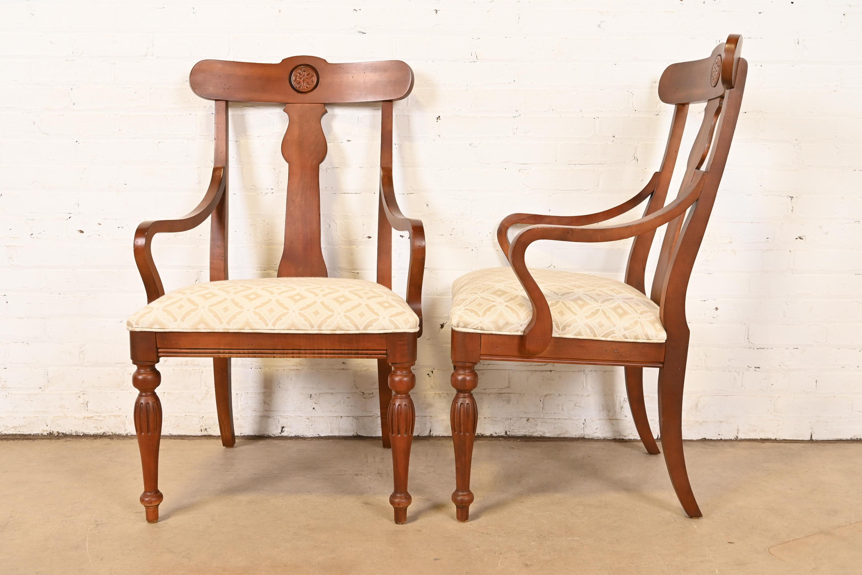 British Colonial Sillas de Comedor de Madera Maciza de Cerezo, Juego de Ocho Tapicería en venta