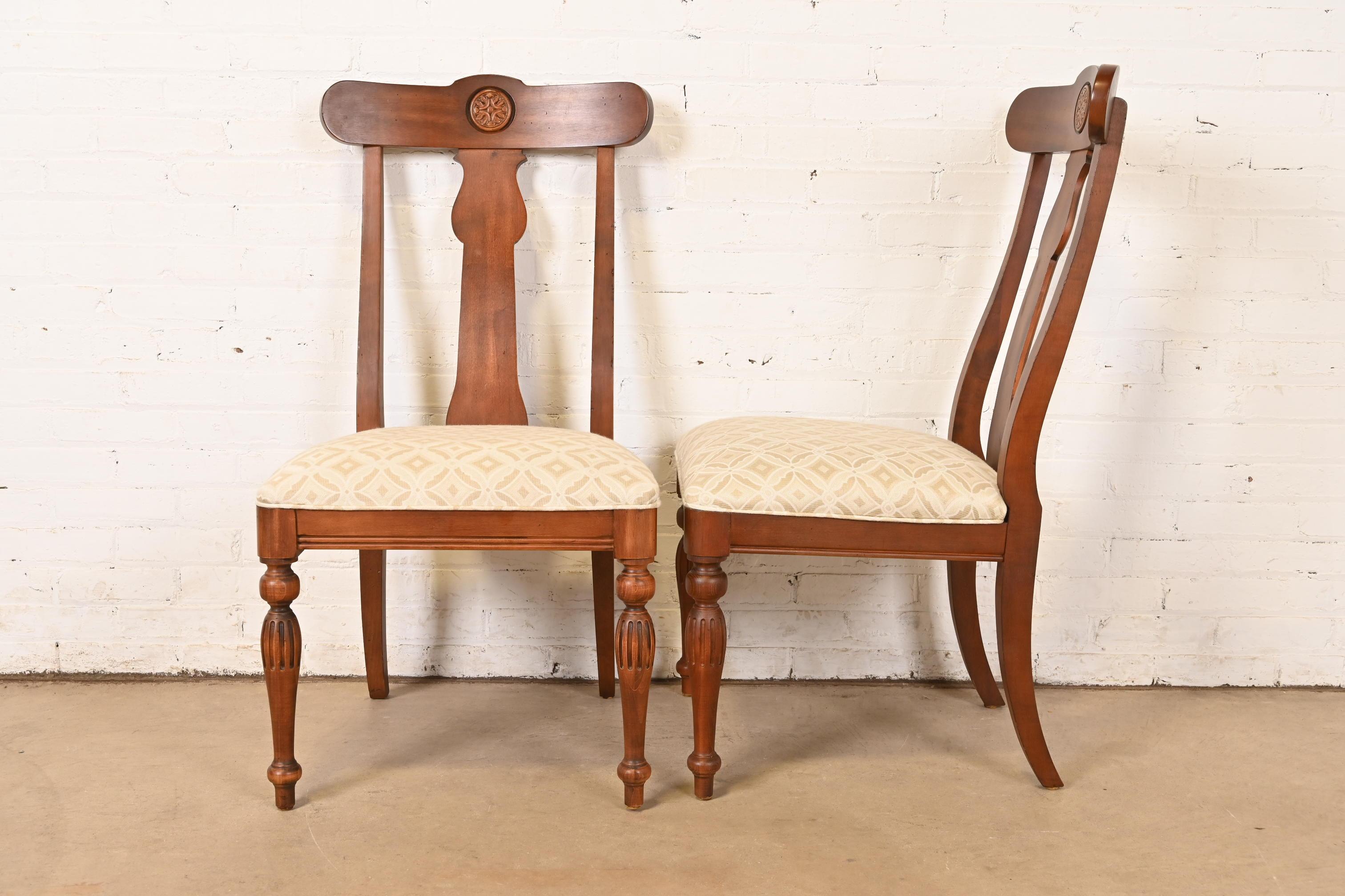 British Colonial Sillas de Comedor de Madera Maciza de Cerezo, Juego de Ocho en venta 1