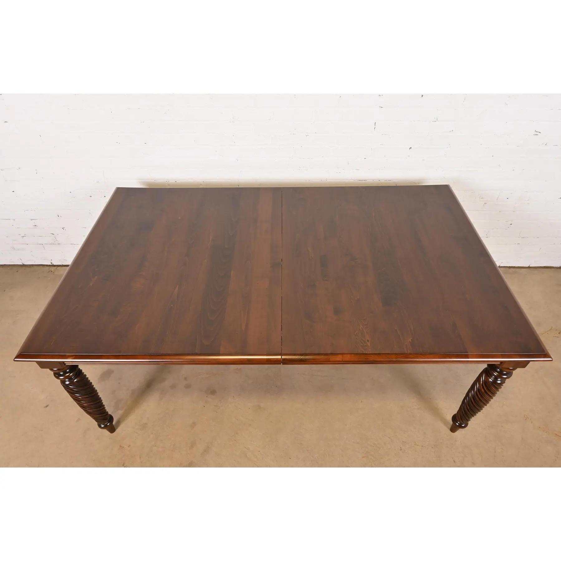 Table de salle à manger en merisier massif British Colonial, nouvellement repeinte en vente 3