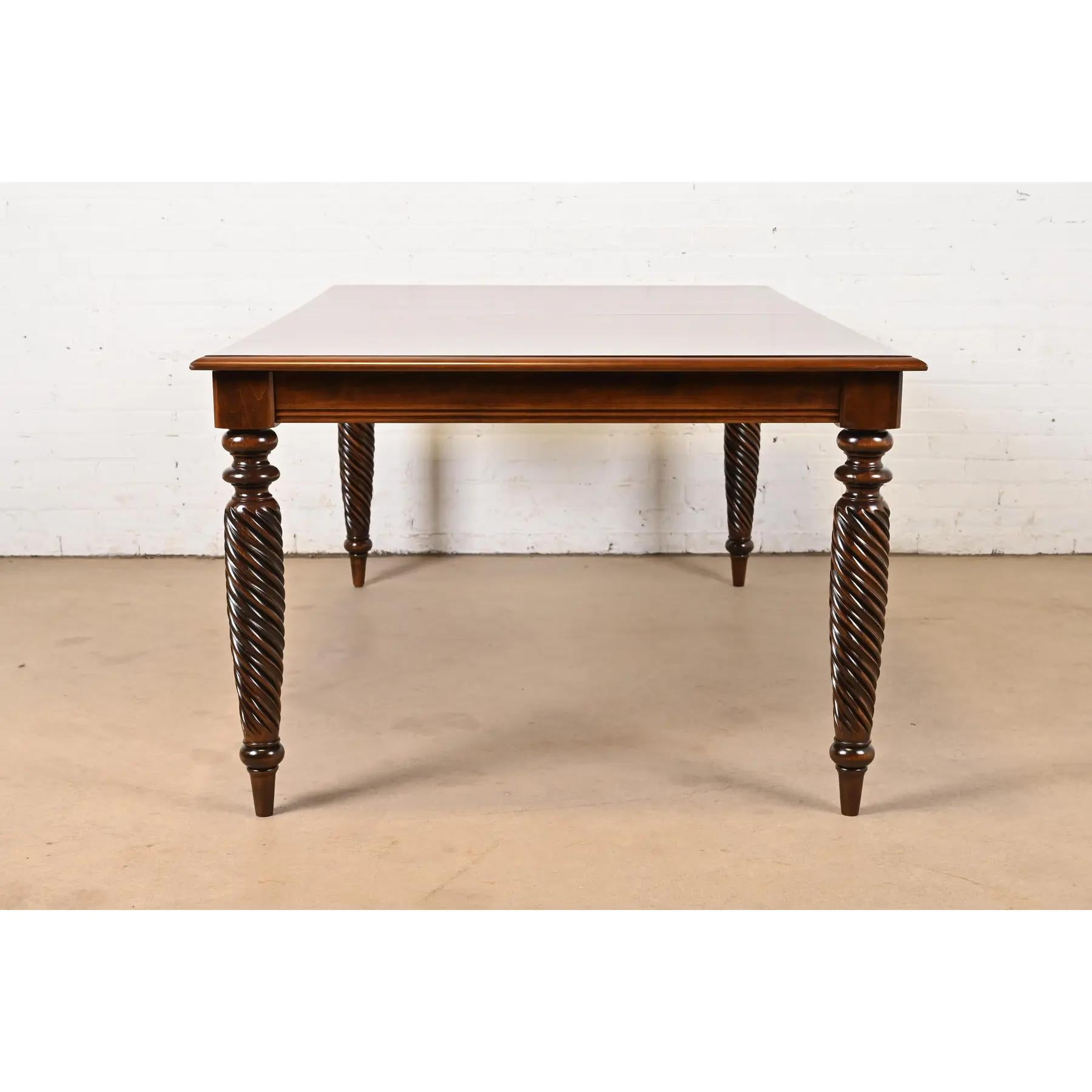 Table de salle à manger en merisier massif British Colonial, nouvellement repeinte en vente 4