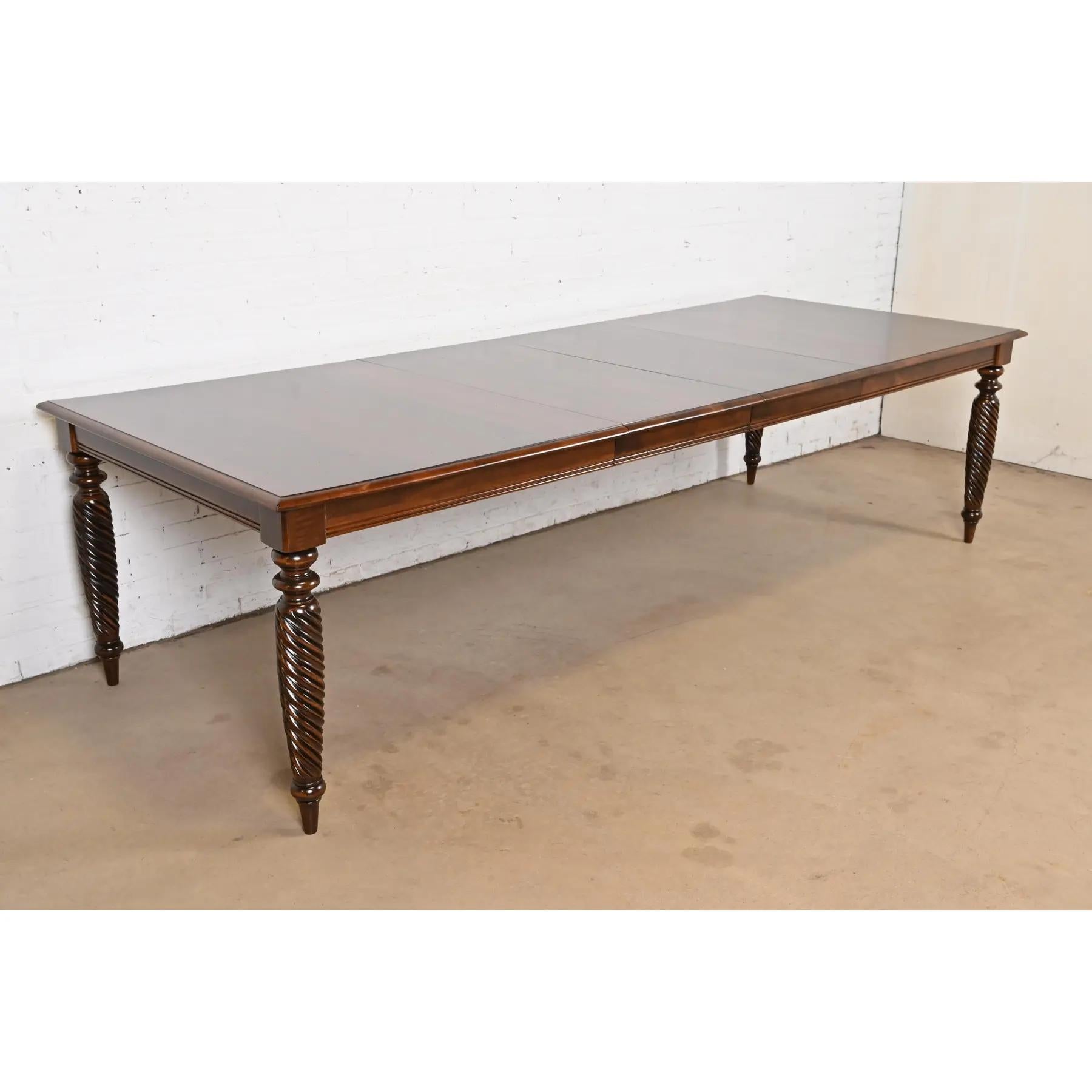 Une belle table de salle à manger à rallonge de style Coloni britannique, Early American ou Victorien.

USA, Circa Late 20th Century

Bois massif de cerisier, avec pieds tournés.

Dimensions : 72 