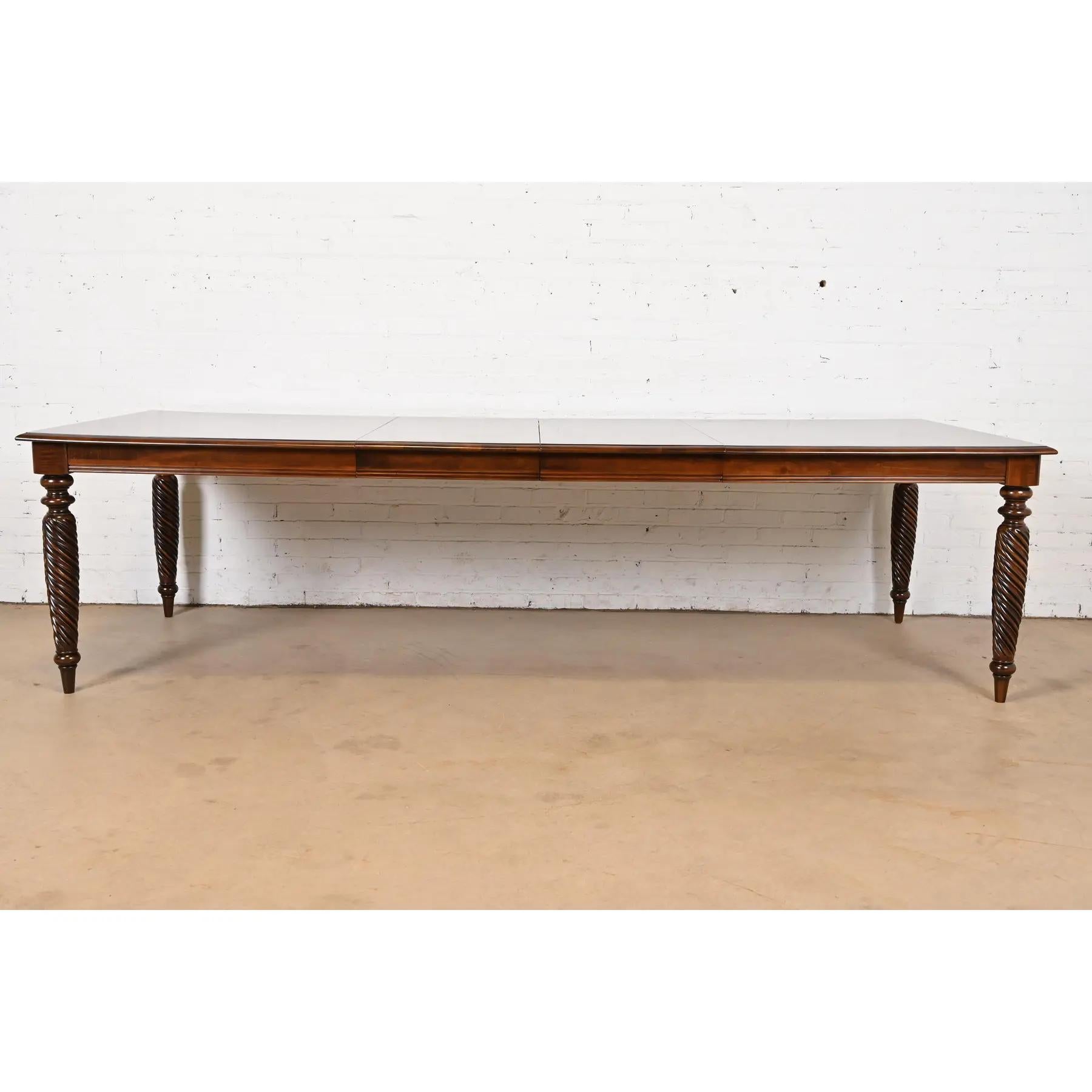 Victorien Table de salle à manger en merisier massif British Colonial, nouvellement repeinte en vente
