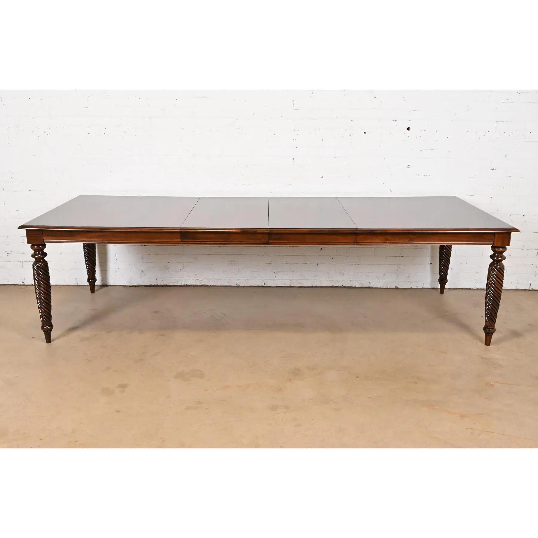 Américain Table de salle à manger en merisier massif British Colonial, nouvellement repeinte en vente