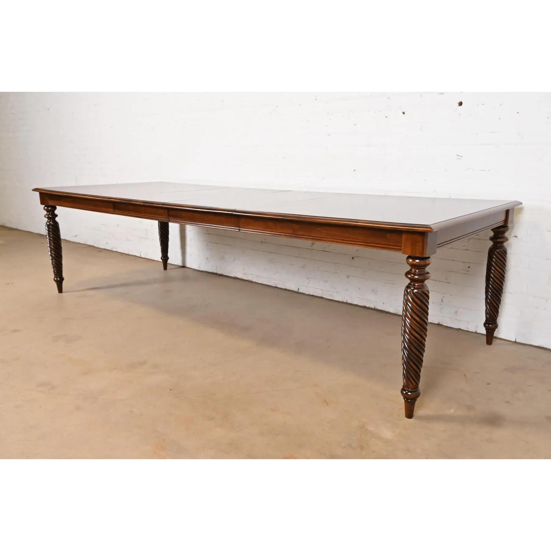 Table de salle à manger en merisier massif British Colonial, nouvellement repeinte Bon état - En vente à South Bend, IN
