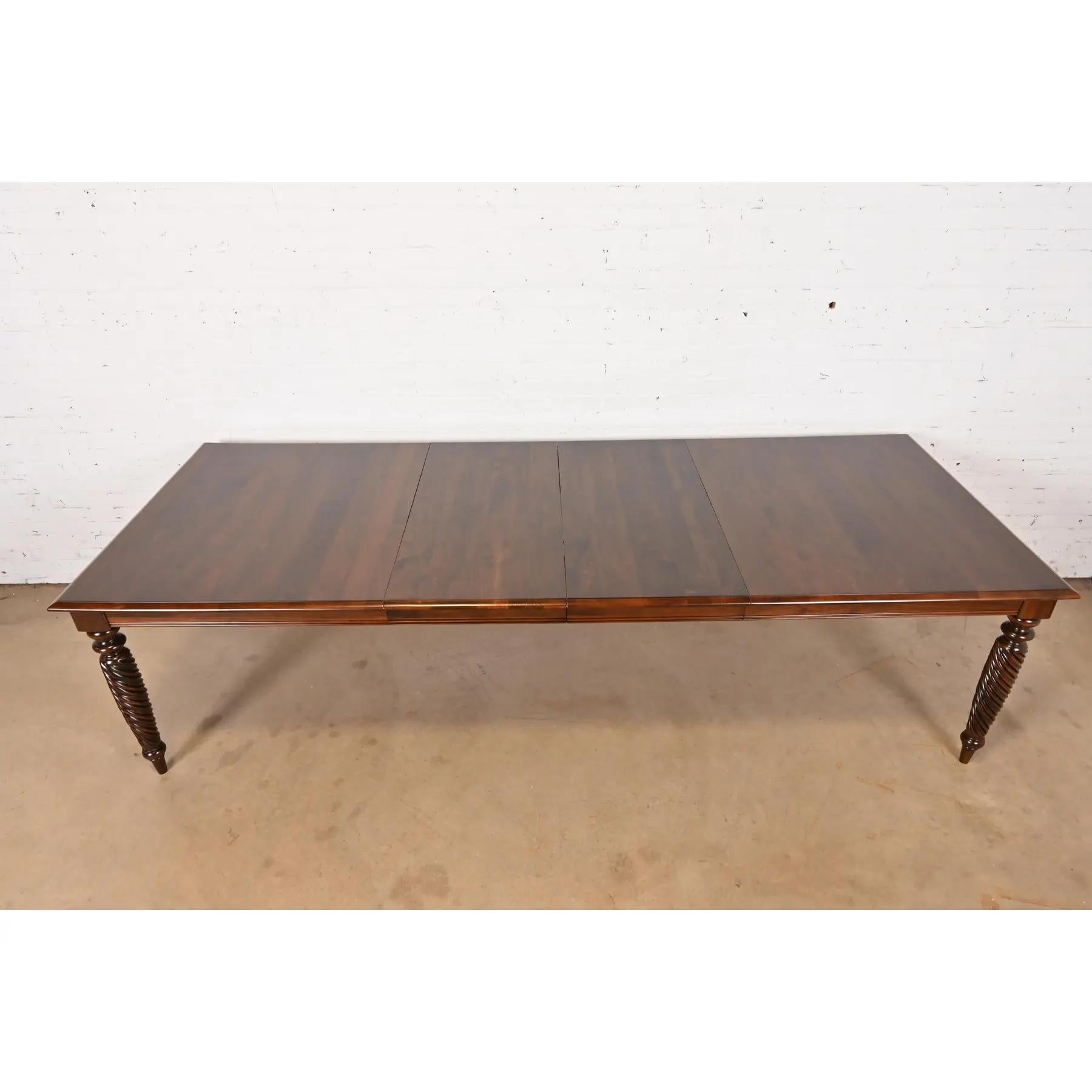 20ième siècle Table de salle à manger en merisier massif British Colonial, nouvellement repeinte en vente