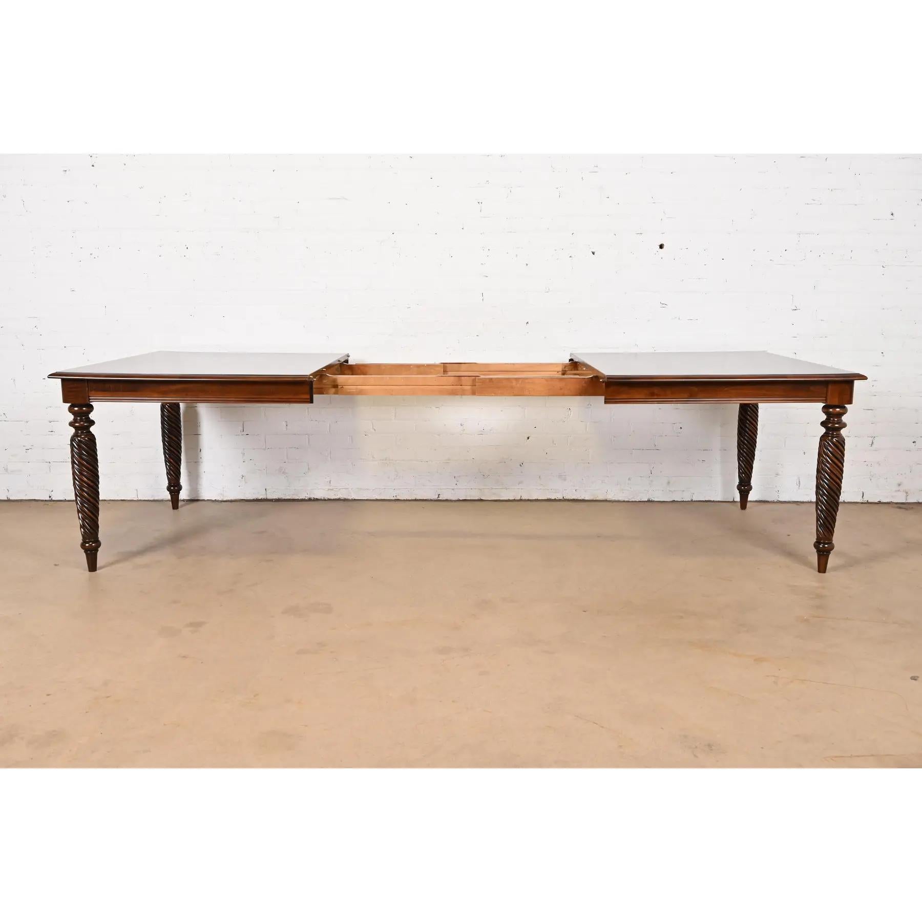 Cerise Table de salle à manger en merisier massif British Colonial, nouvellement repeinte en vente