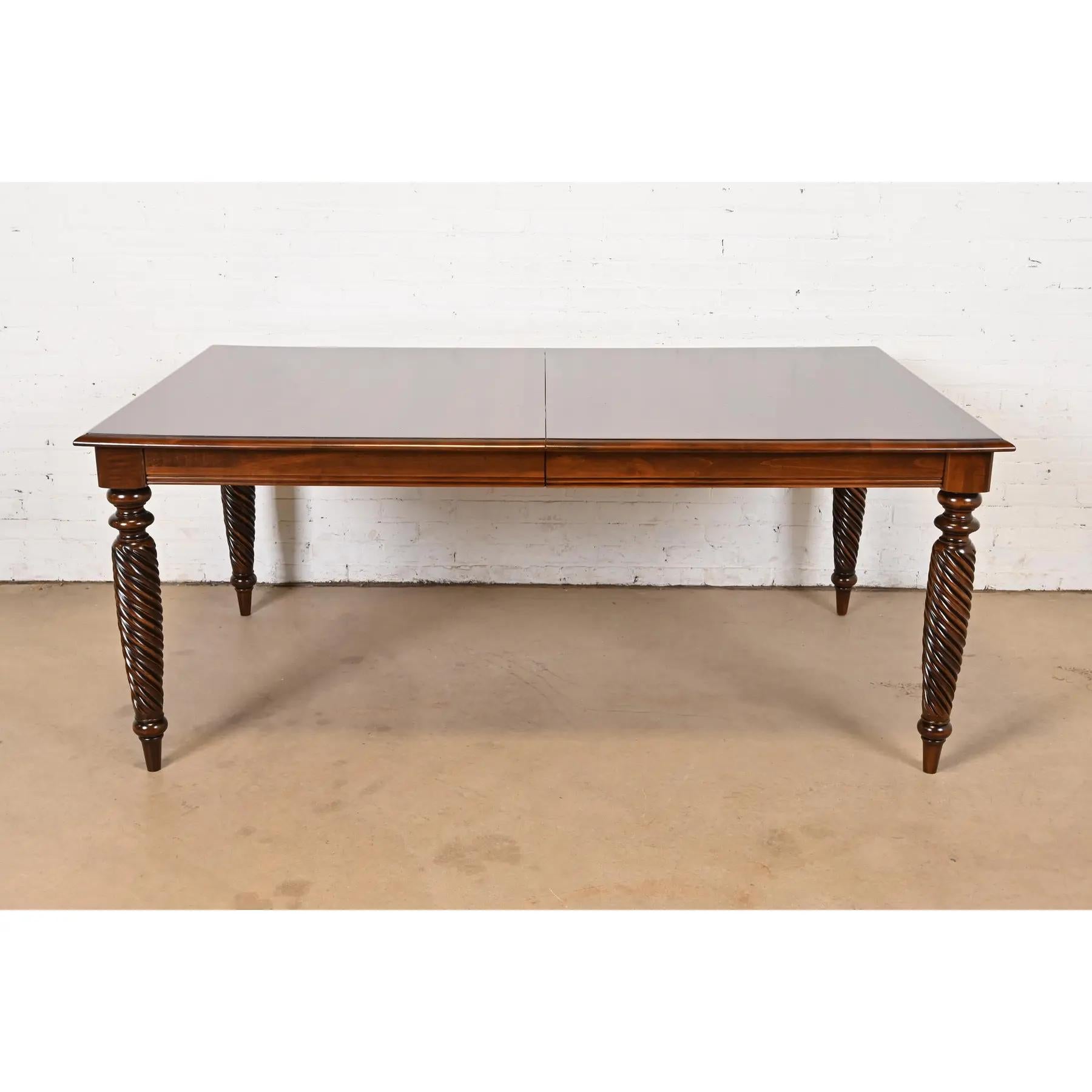 Table de salle à manger en merisier massif British Colonial, nouvellement repeinte en vente 1