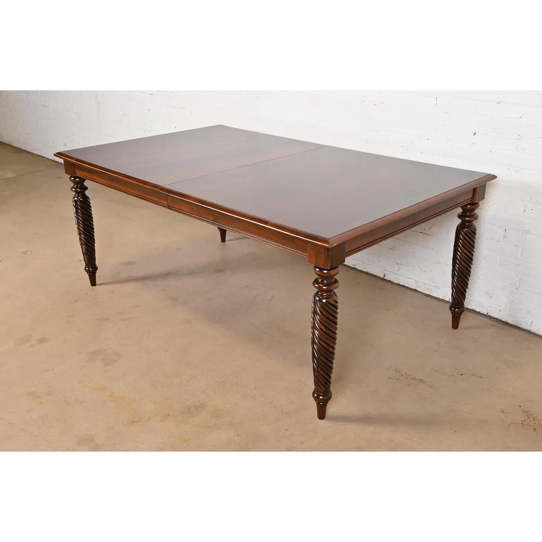 Table de salle à manger en merisier massif British Colonial, nouvellement repeinte en vente 2