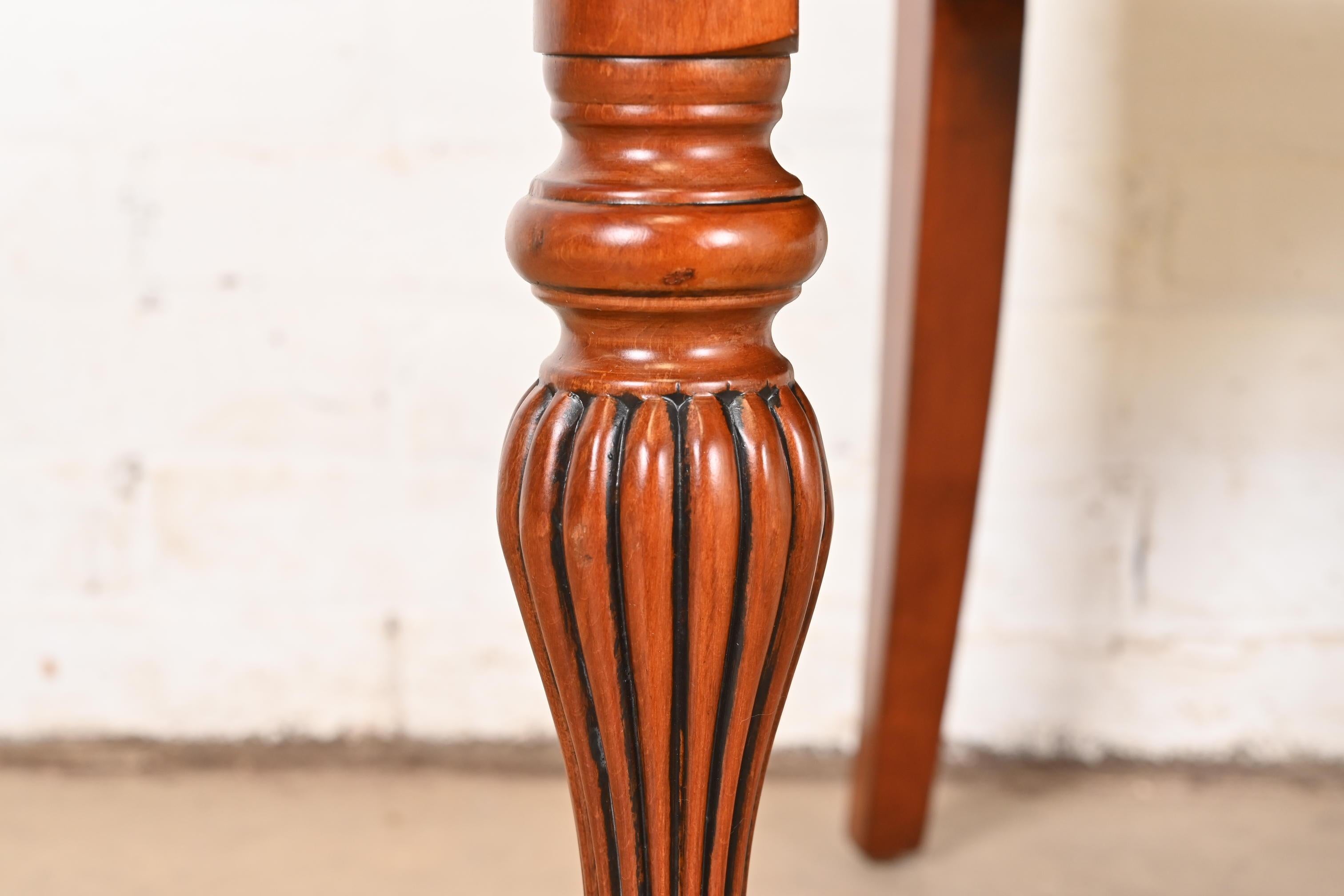 British Colonial Sillas laterales o de comedor de madera maciza de cerezo, Pareja en venta 3