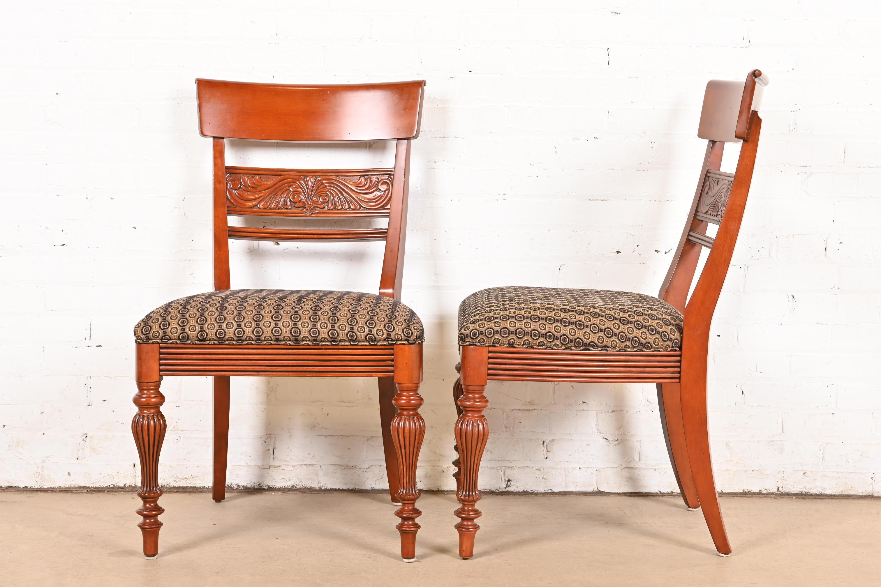 British Colonial Sillas laterales o de comedor de madera maciza de cerezo, Pareja en venta 5
