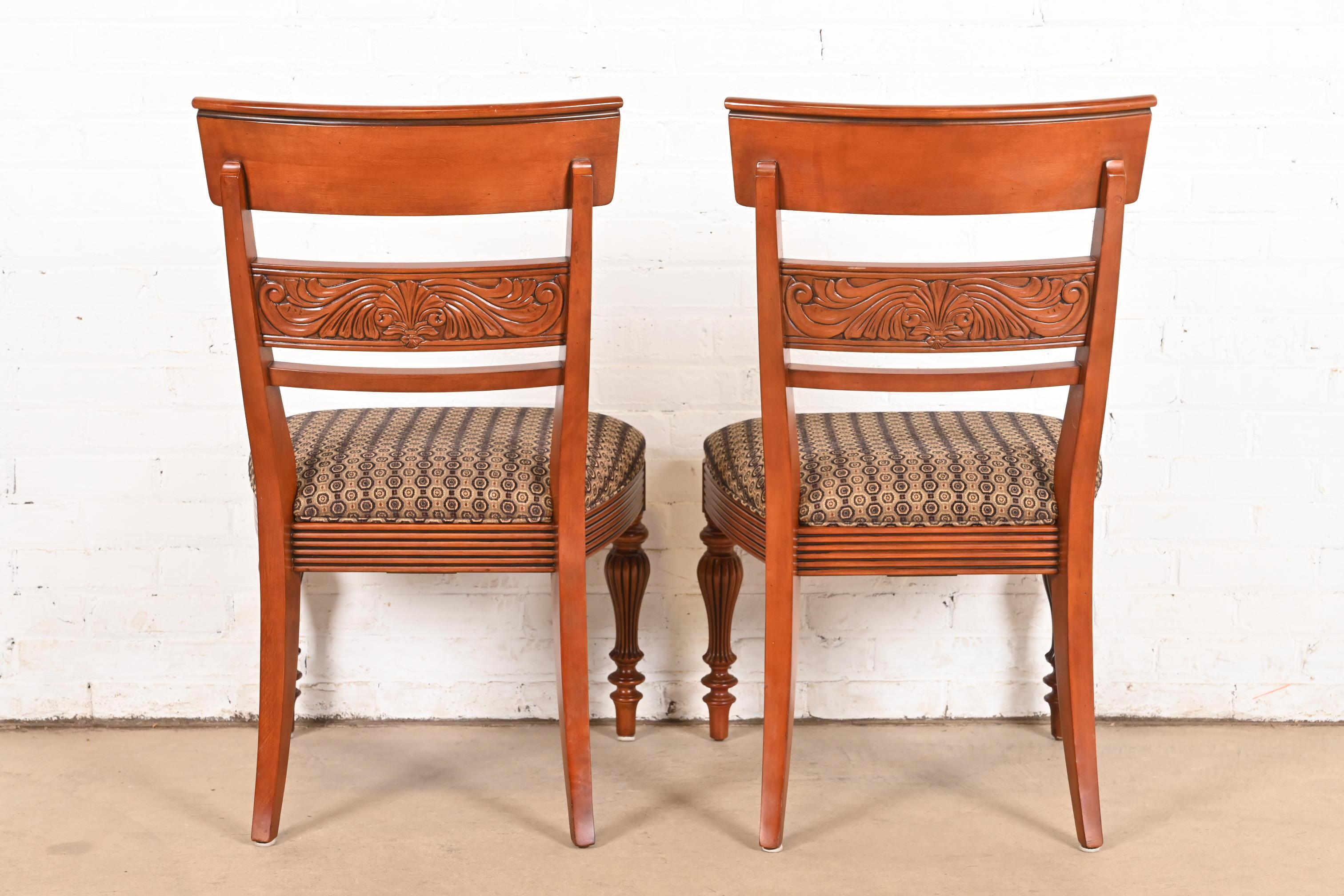 British Colonial Sillas laterales o de comedor de madera maciza de cerezo, Pareja en venta 6