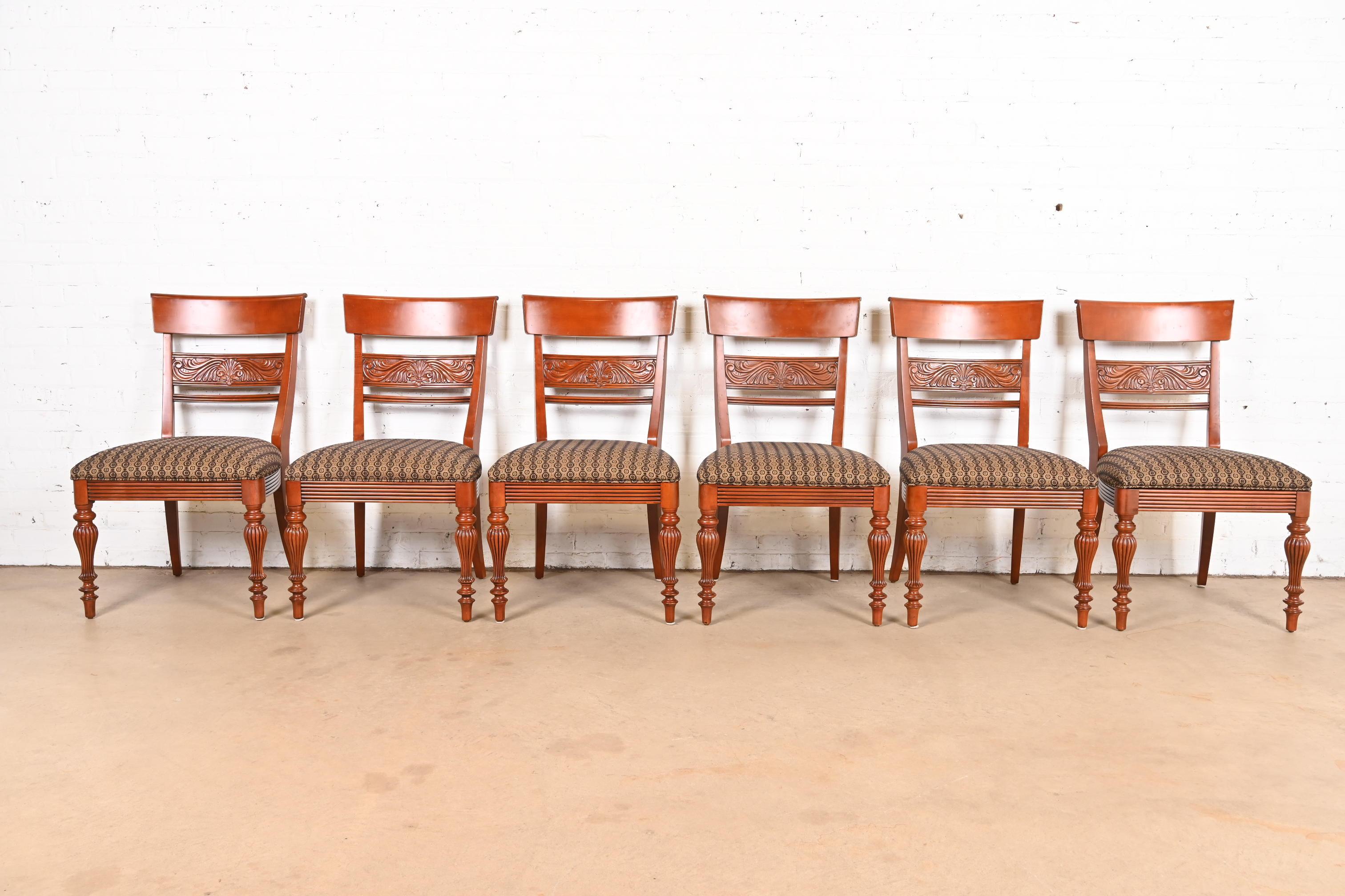 British Colonial Sillas laterales o de comedor de madera maciza de cerezo, Pareja en venta 7