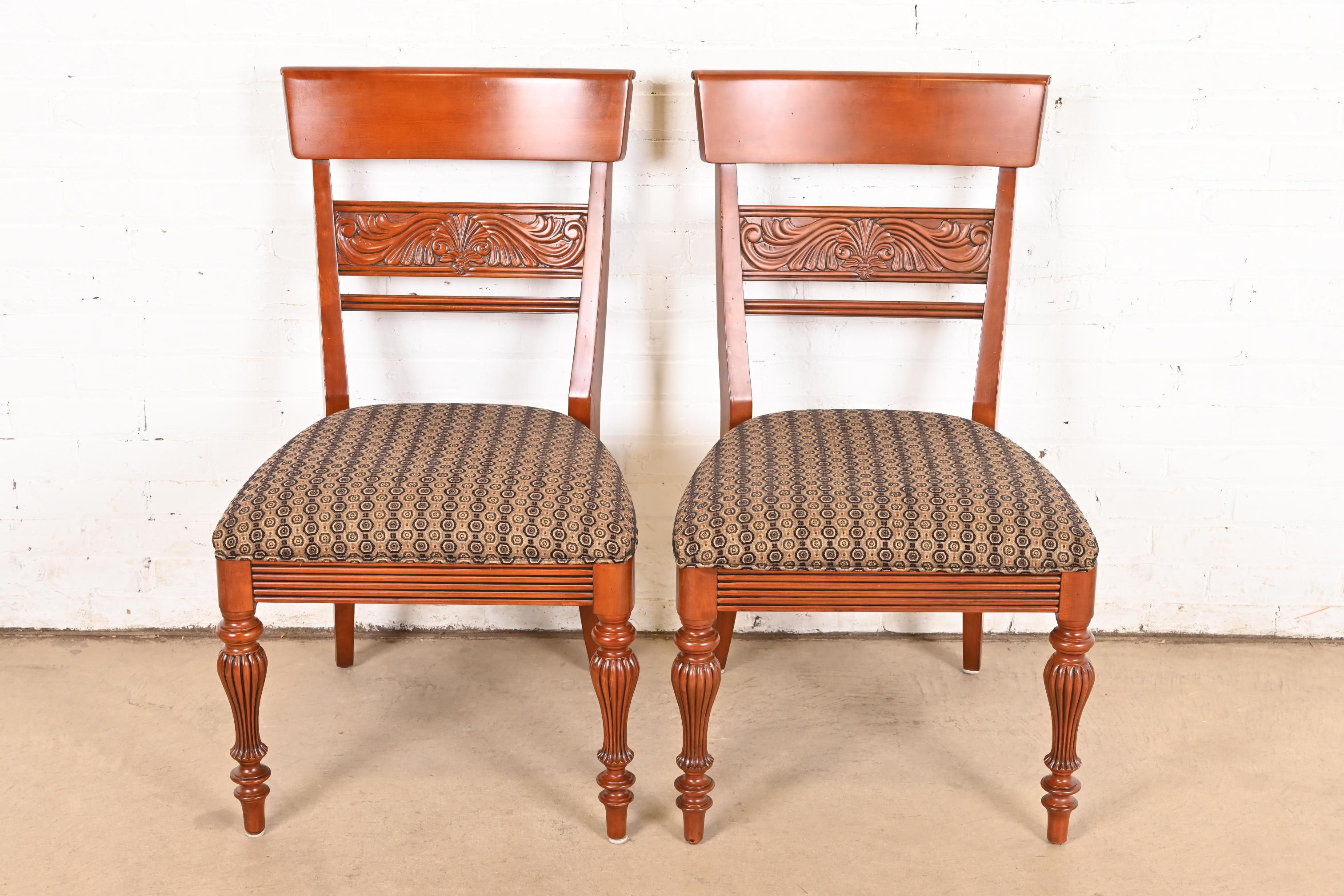 British Colonial Sillas laterales o de comedor de madera maciza de cerezo, Pareja Chino en venta