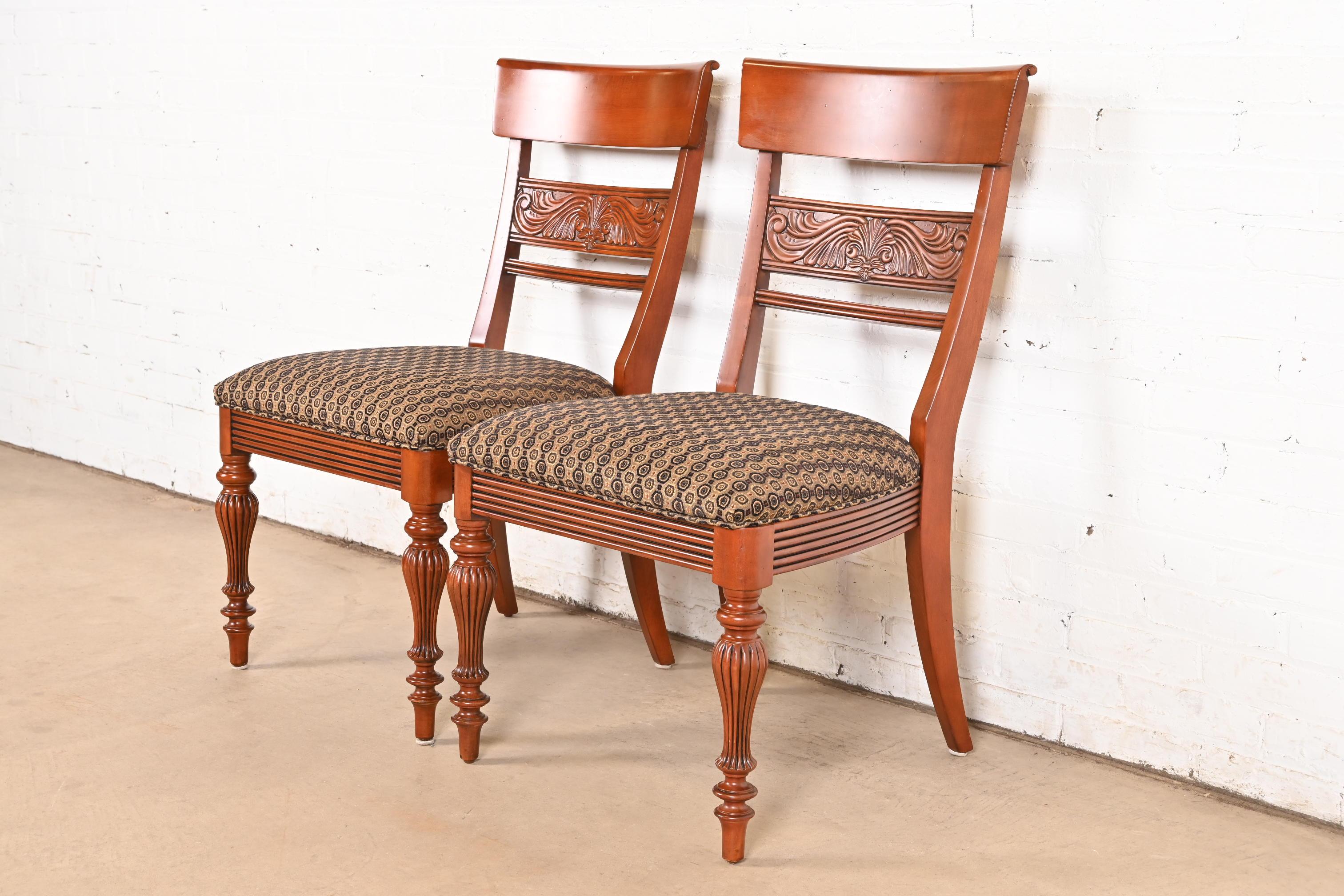 British Colonial Sillas laterales o de comedor de madera maciza de cerezo, Pareja en Bueno estado para la venta en South Bend, IN