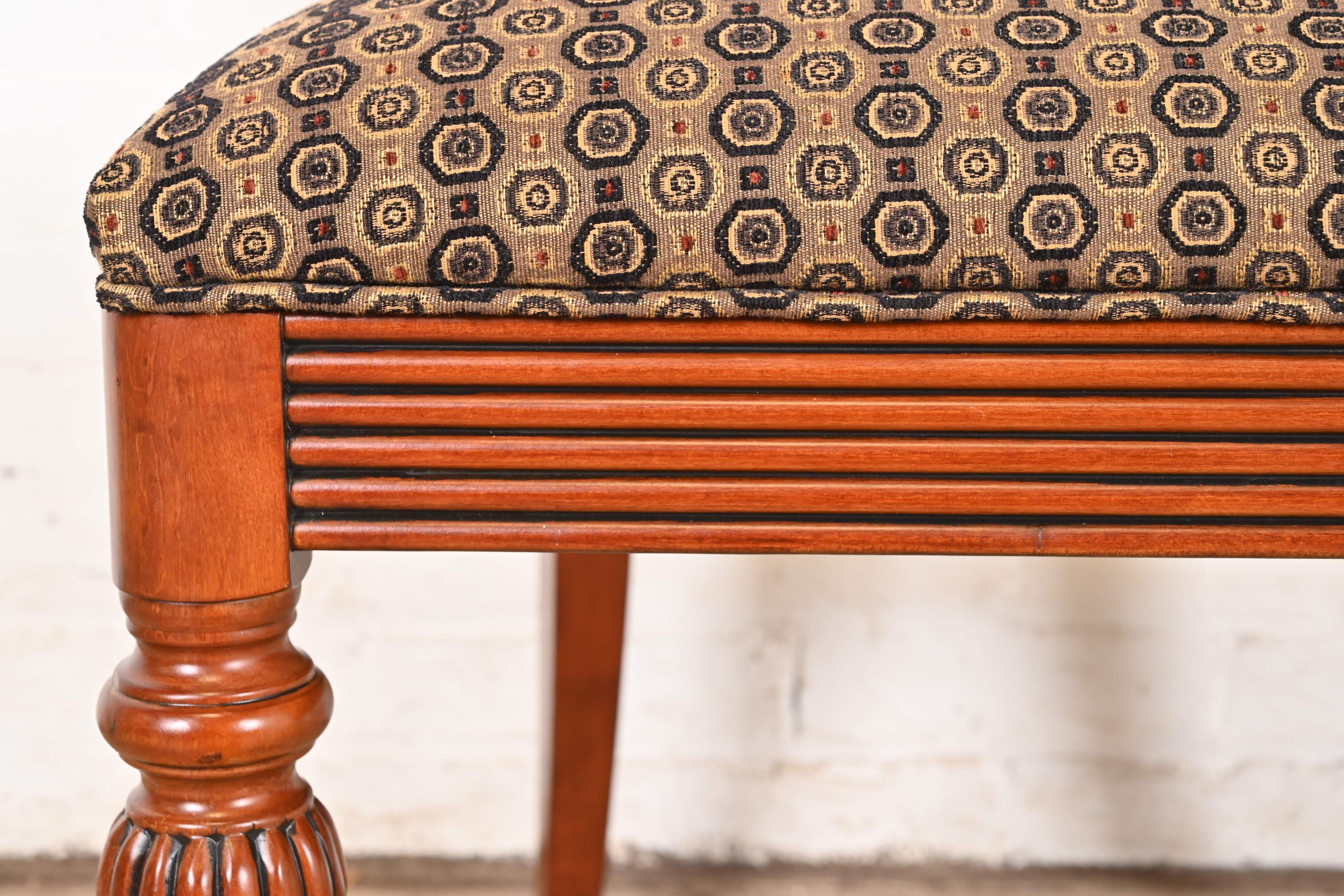 British Colonial Sillas laterales o de comedor de madera maciza de cerezo, Pareja en venta 2