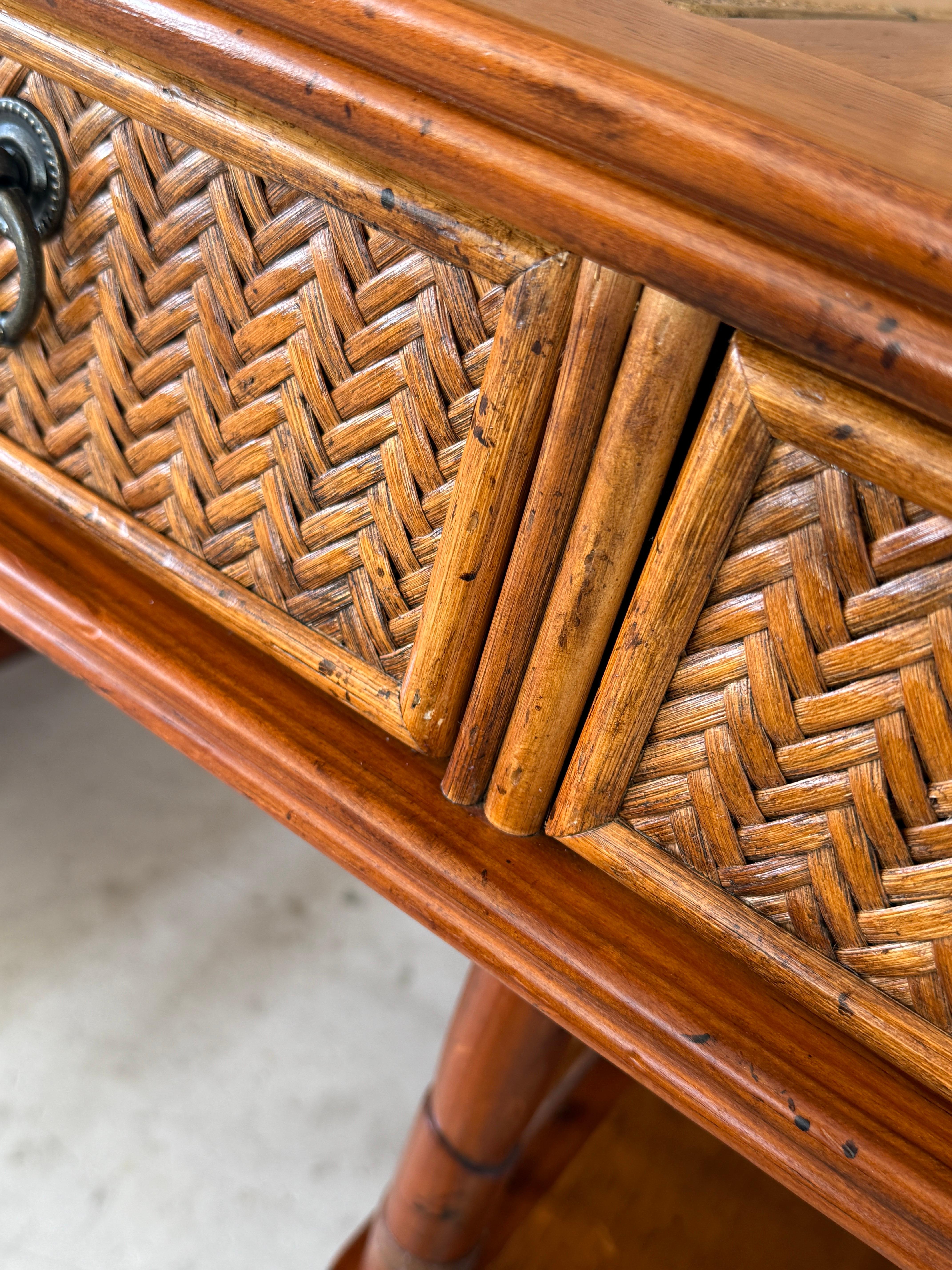 British Colonial Style Schreibtisch aus Bambus und geflochtenem Rattan mit lederbezogener Platte im Angebot 3