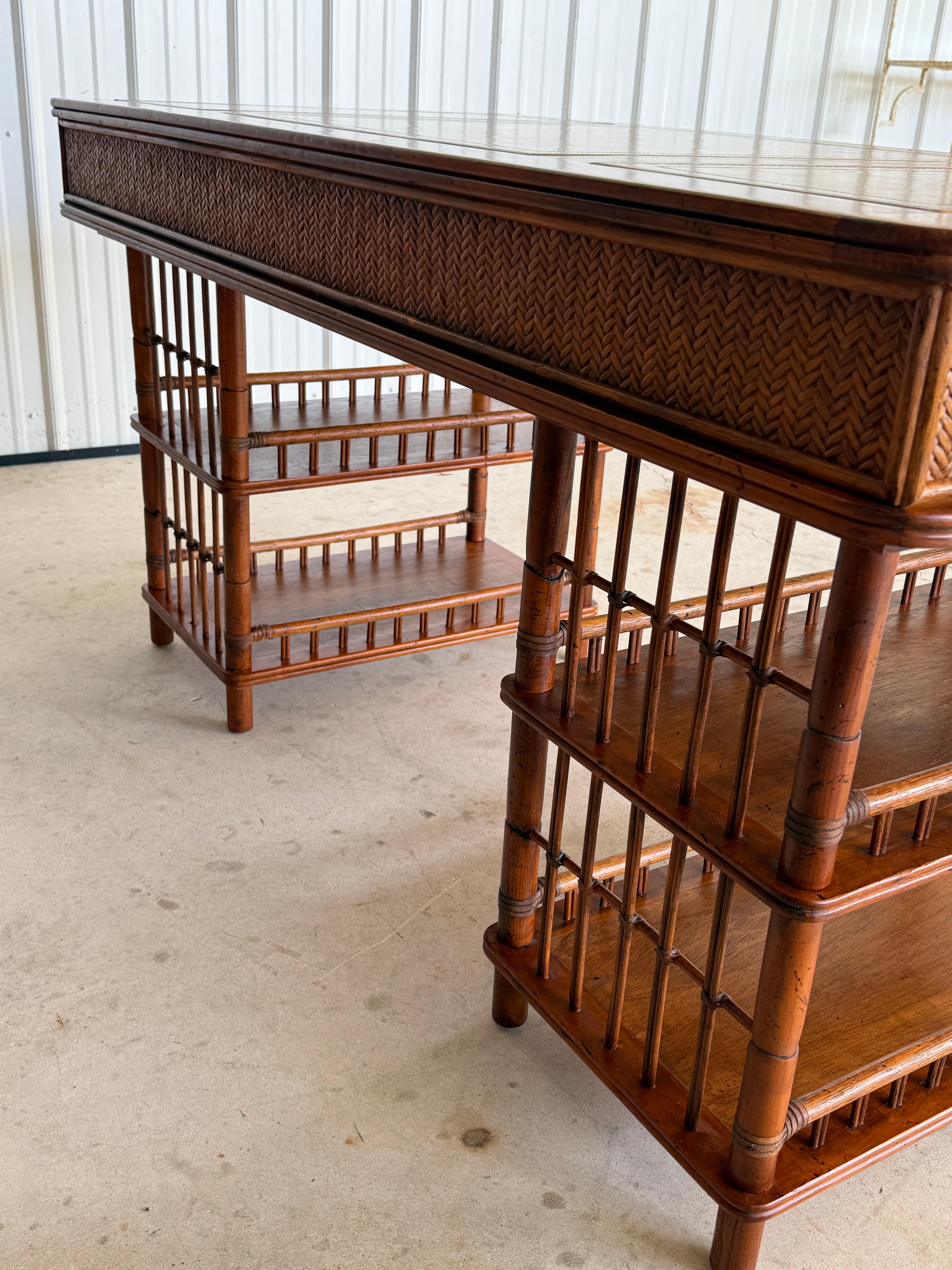 British Colonial Style Schreibtisch aus Bambus und geflochtenem Rattan mit lederbezogener Platte im Angebot 5
