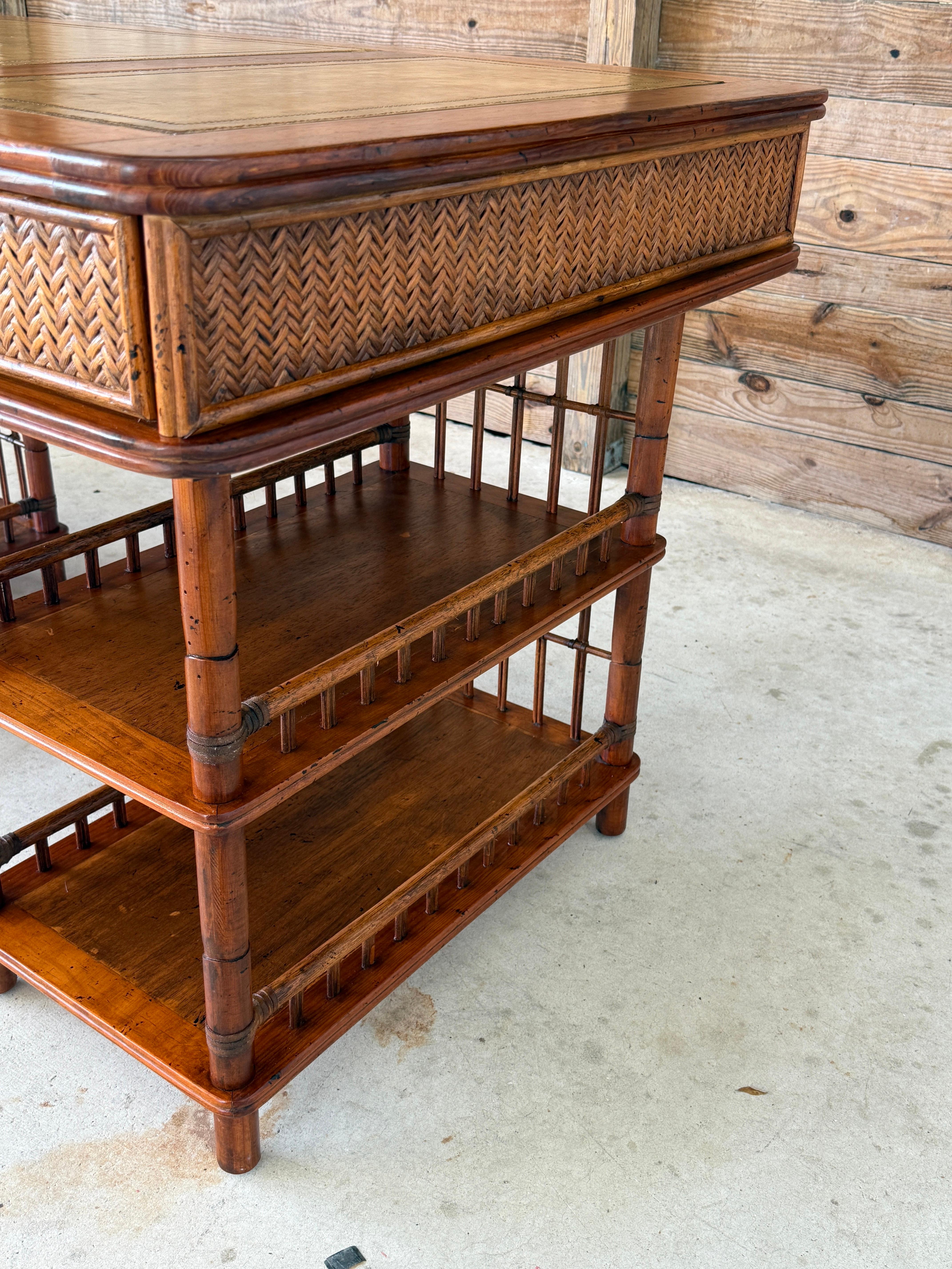 British Colonial Style Schreibtisch aus Bambus und geflochtenem Rattan mit lederbezogener Platte im Angebot 7