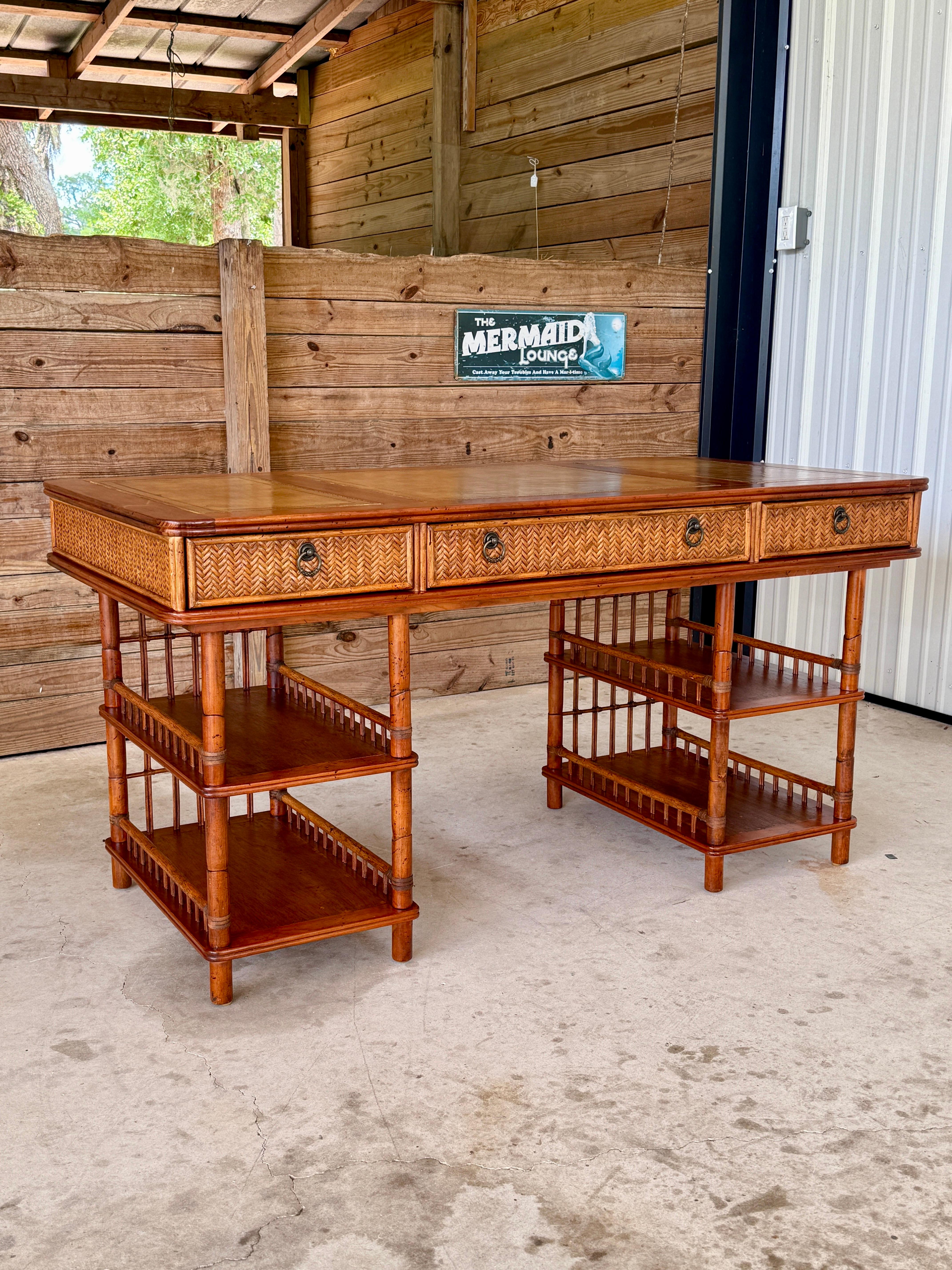 British Colonial Style Schreibtisch aus Bambus und geflochtenem Rattan mit lederbezogener Platte im Angebot 8