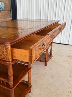 Bureau en bambou et rotin tressé avec plateau en cuir de style British Colonial