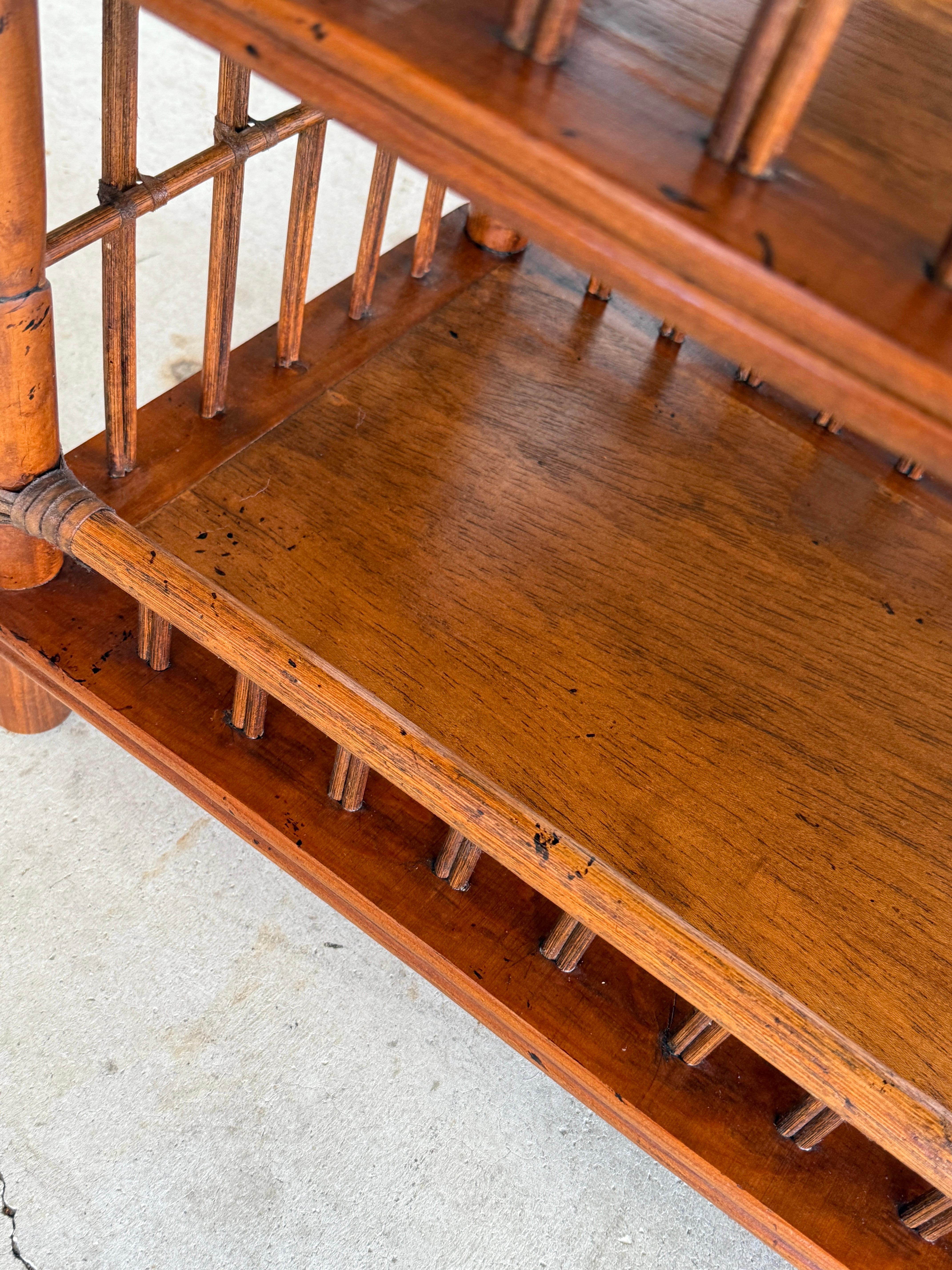 British Colonial Style Schreibtisch aus Bambus und geflochtenem Rattan mit lederbezogener Platte (Britisch Kolonial) im Angebot