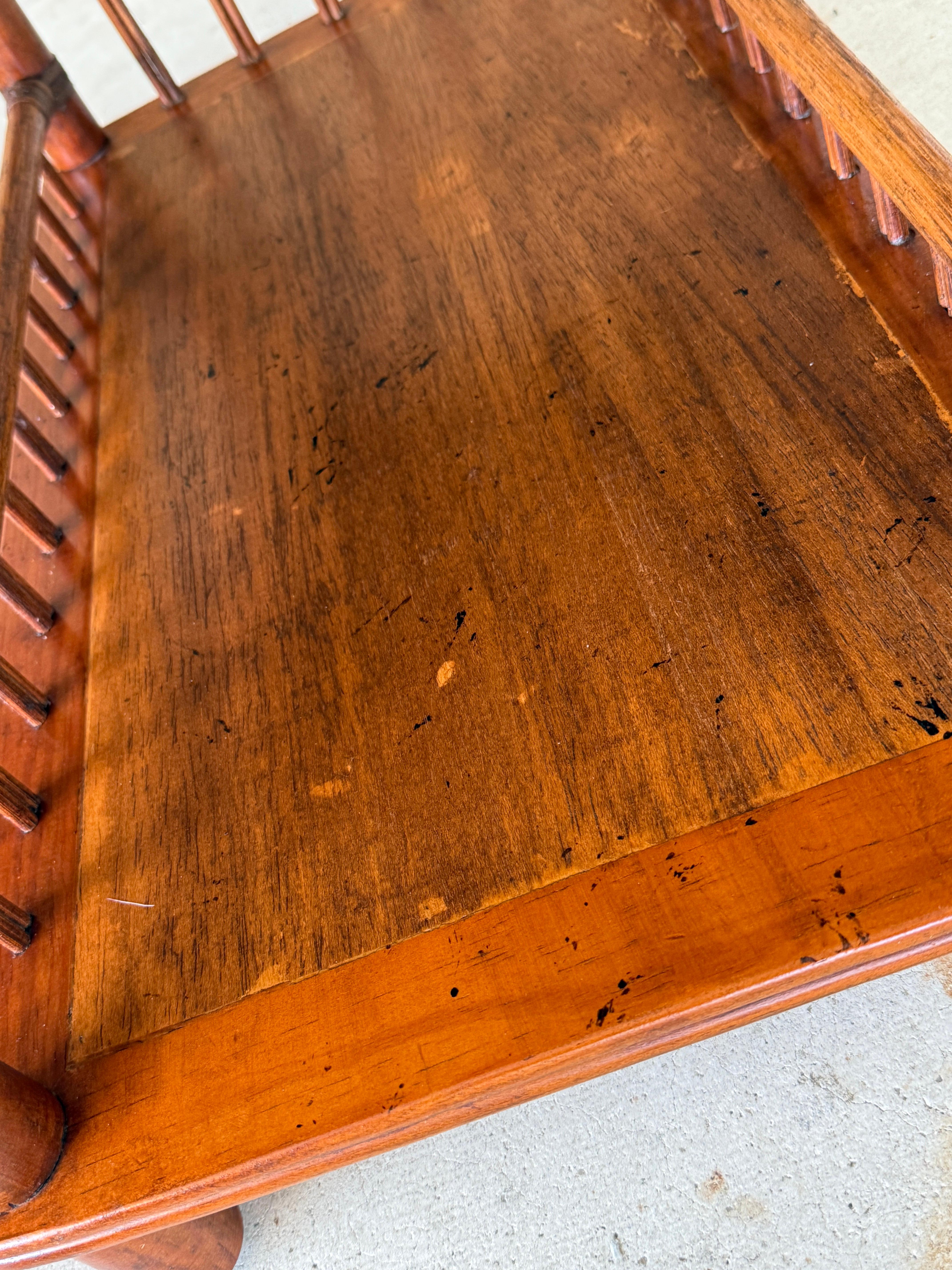 British Colonial Style Schreibtisch aus Bambus und geflochtenem Rattan mit lederbezogener Platte (amerikanisch) im Angebot