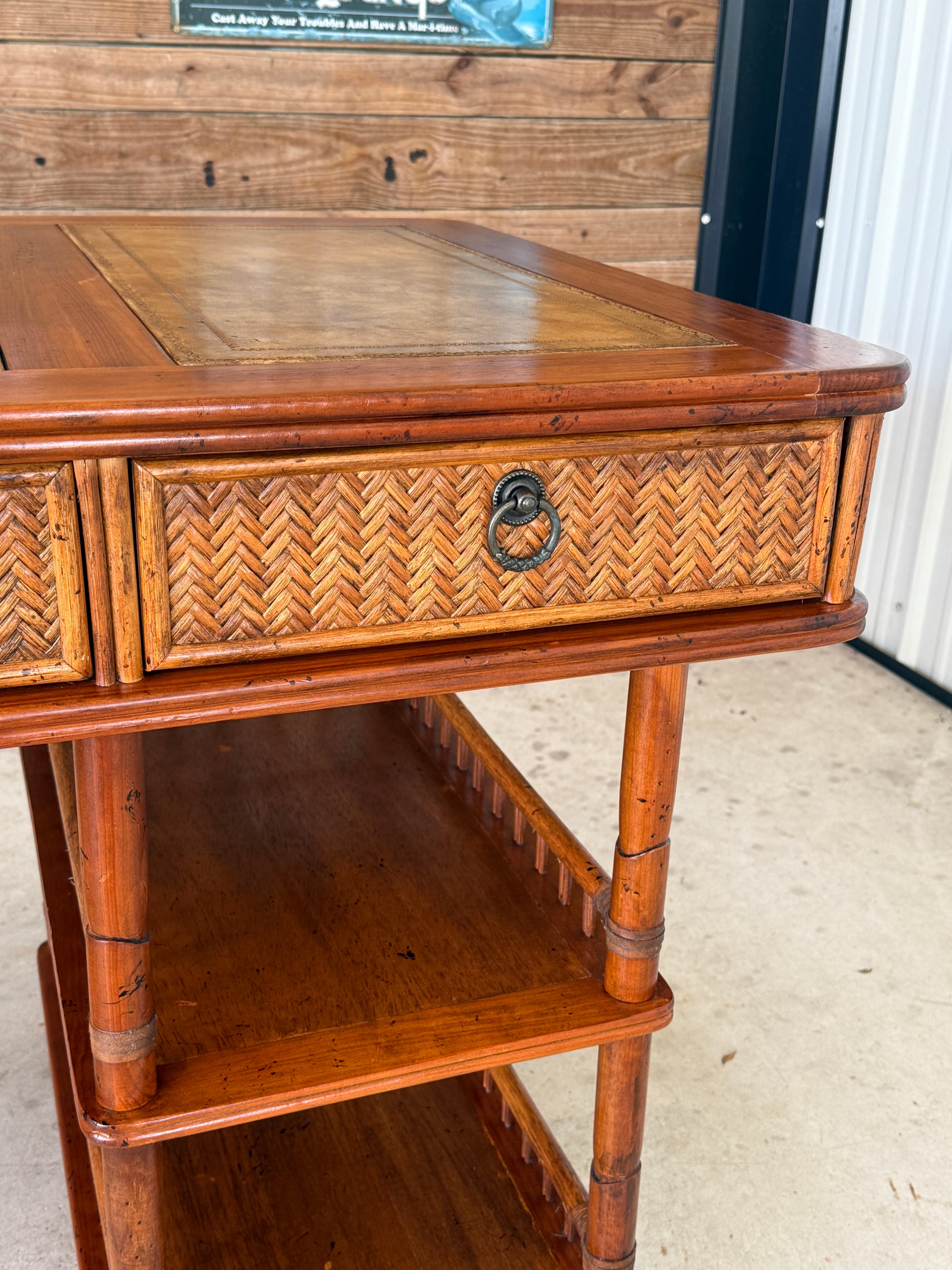 British Colonial Style Schreibtisch aus Bambus und geflochtenem Rattan mit lederbezogener Platte (Handgefertigt) im Angebot