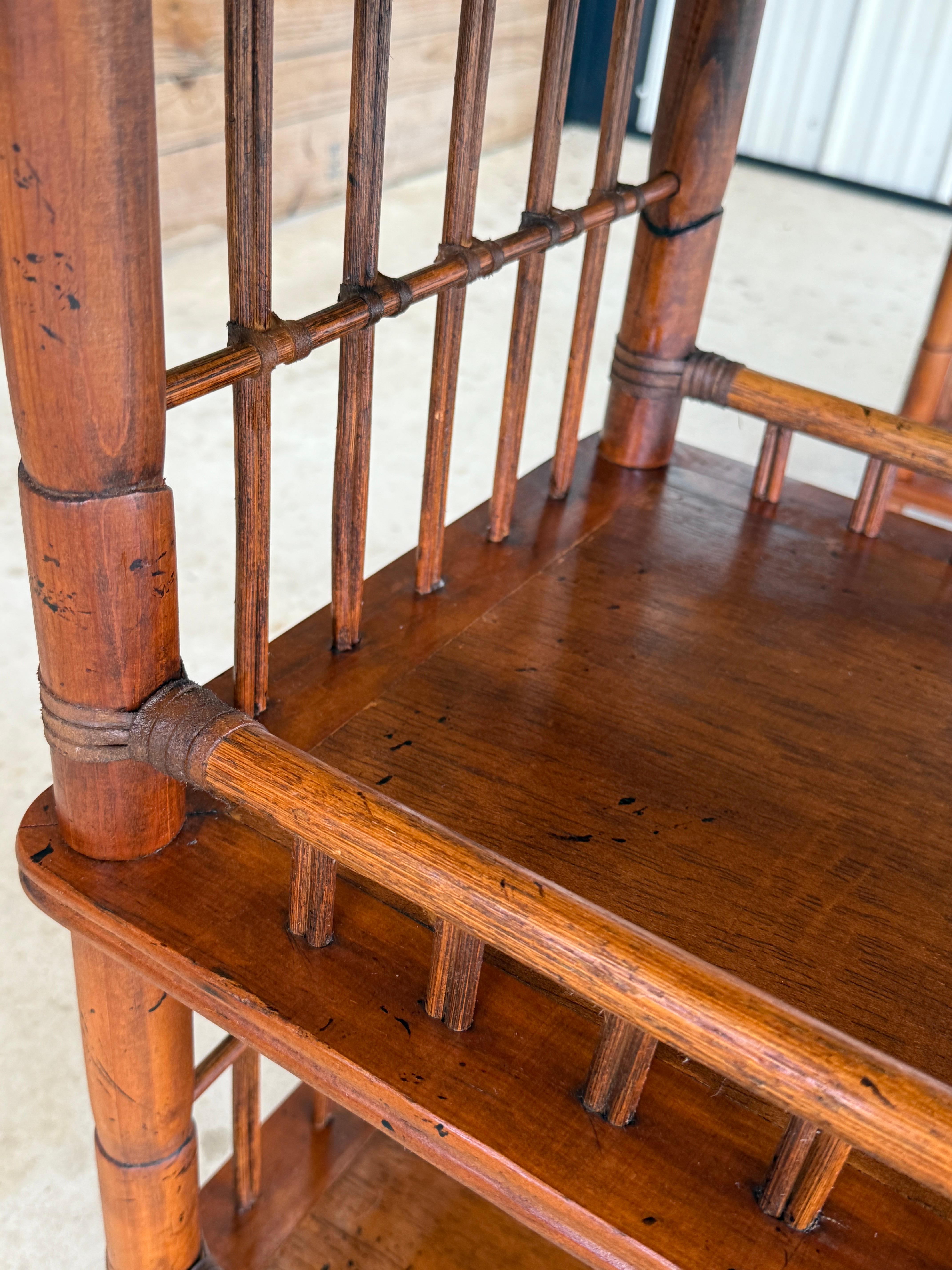 British Colonial Style Schreibtisch aus Bambus und geflochtenem Rattan mit lederbezogener Platte im Zustand „Gut“ im Angebot in North Fort Myers, FL